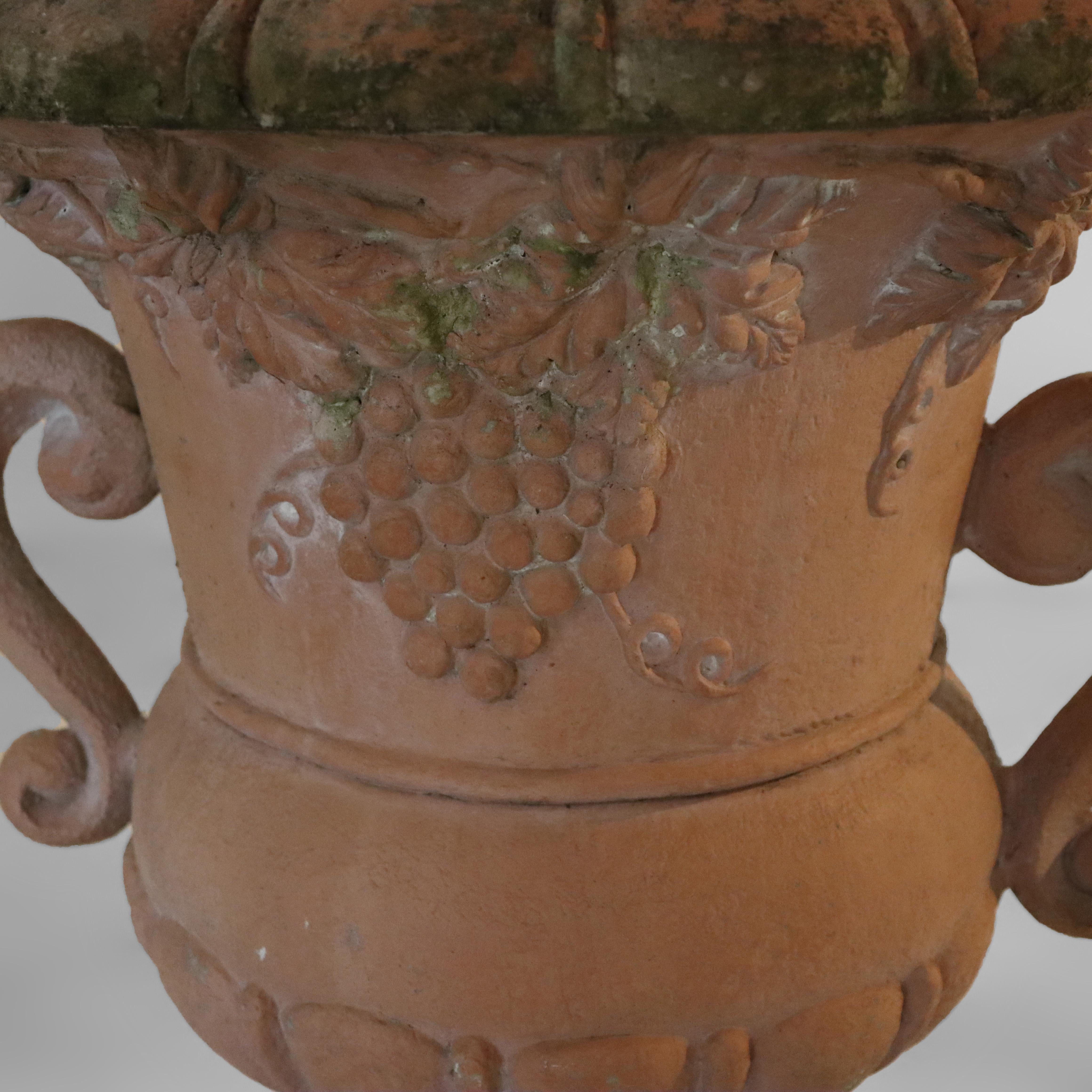 Coppia di vasi da giardino classici d'epoca in terracotta colorata C1940 in vendita 4
