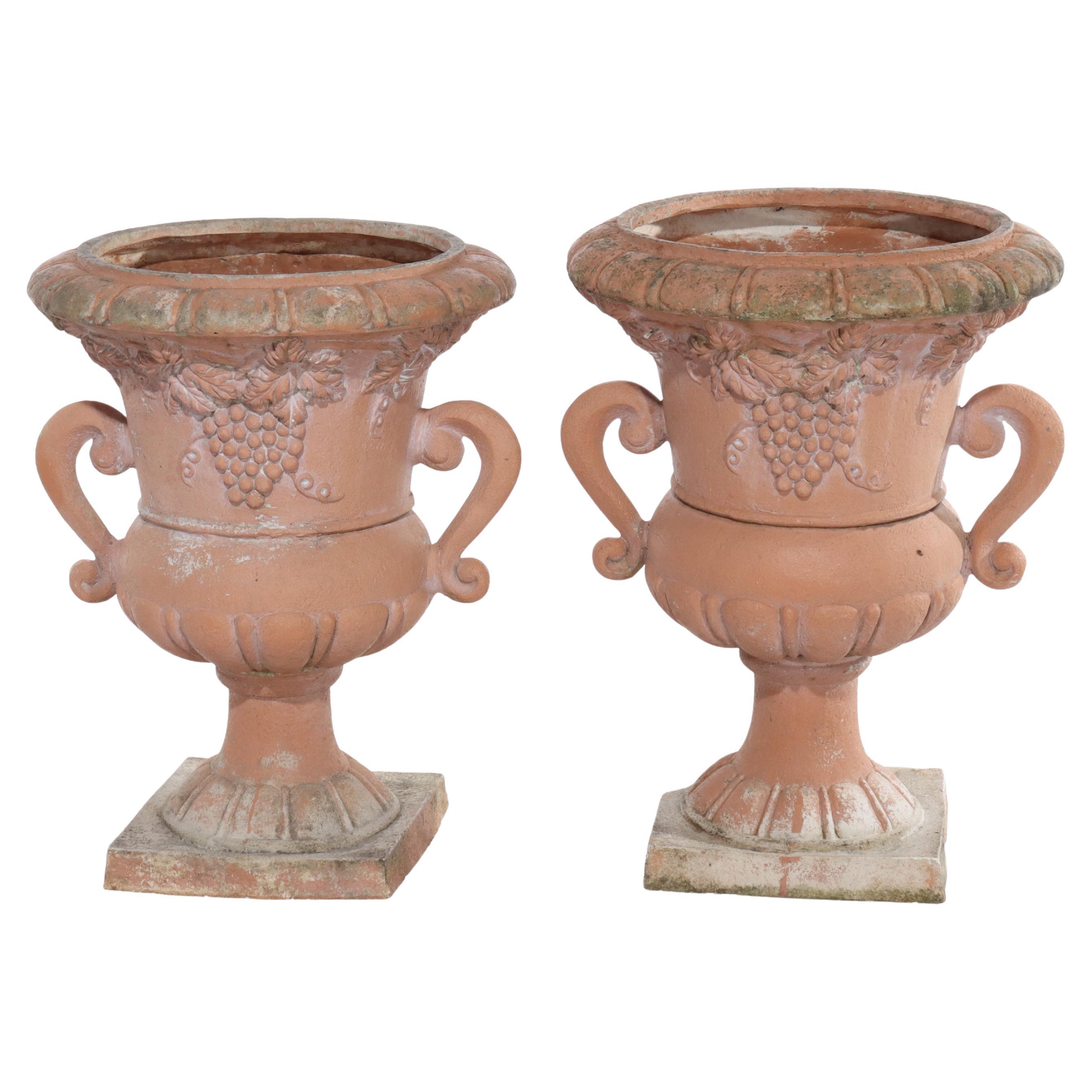 Coppia di vasi da giardino classici d'epoca in terracotta colorata C1940 in vendita