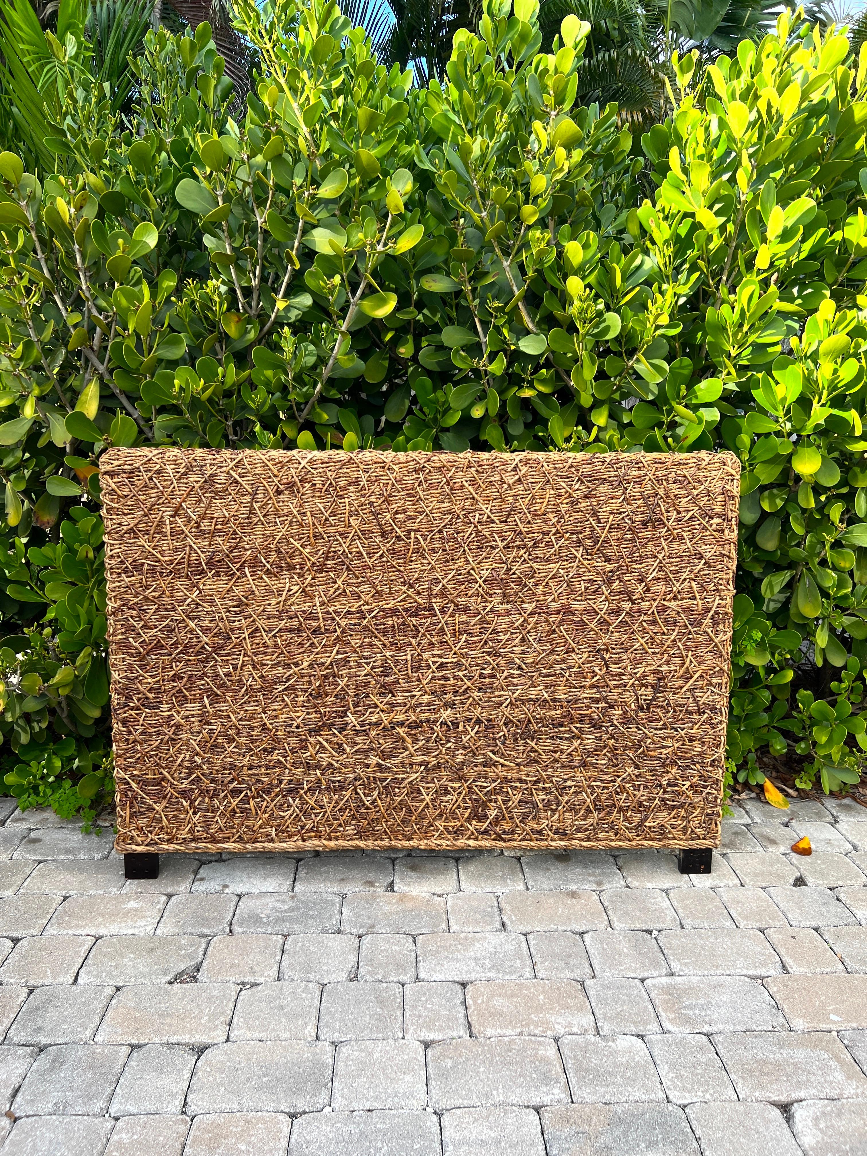 Organico moderno Coppia di testiere costiere vintage in fibre naturali intrecciate, misura intera in vendita