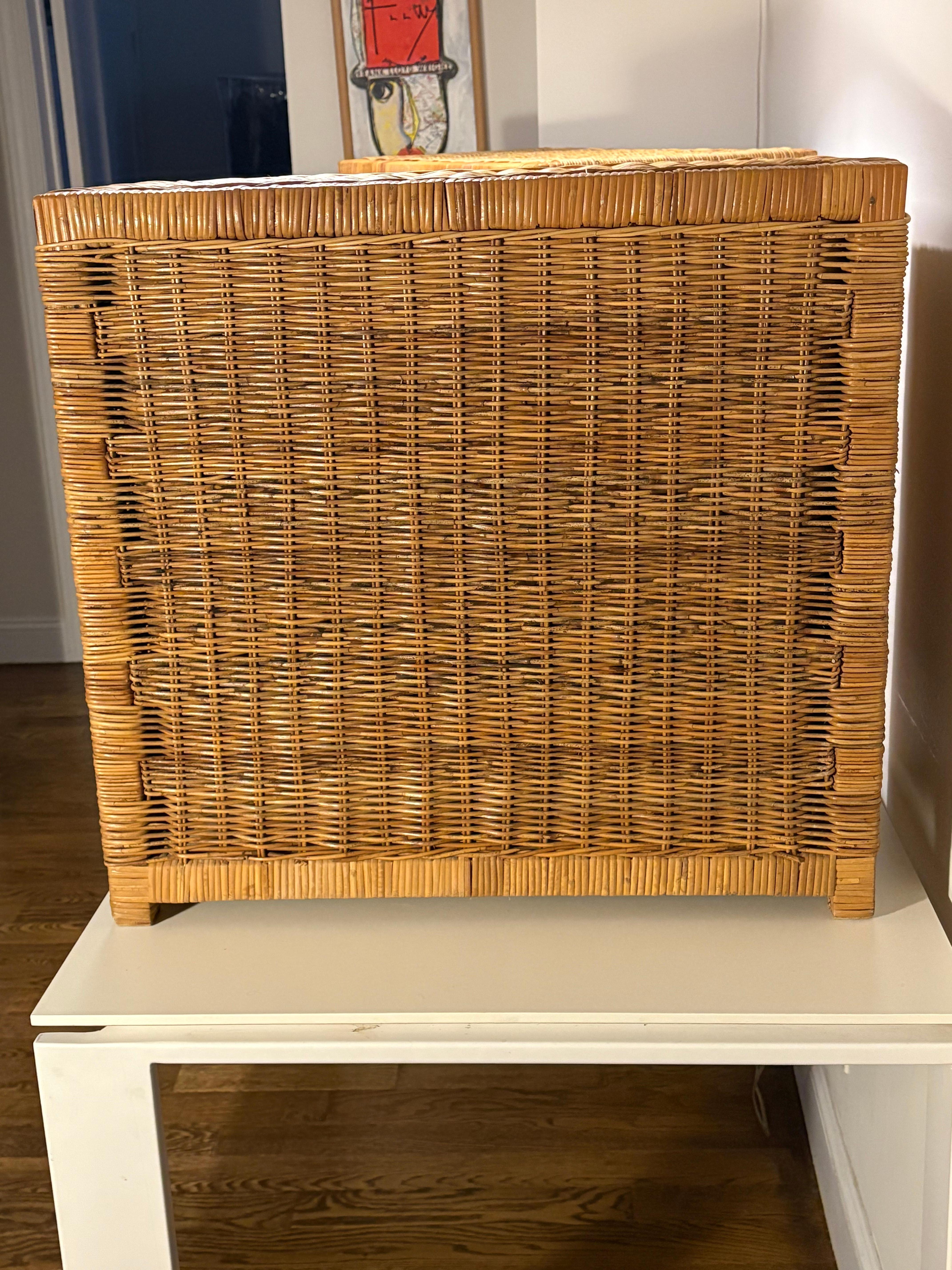 Coppia di cassettiere vintage in vimini e rattan della costa in vendita 6