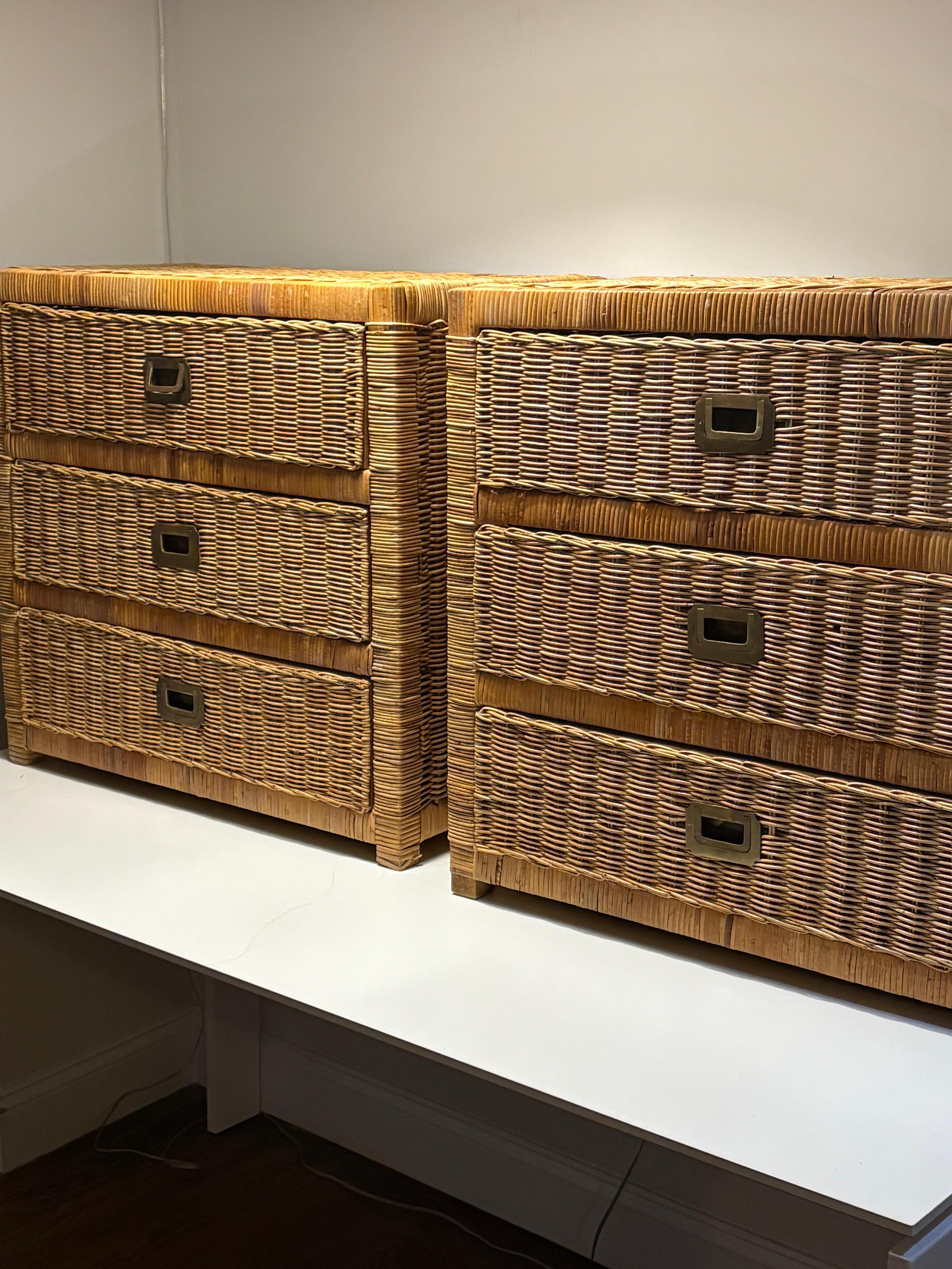 Coppia di cassettiere vintage in vimini e rattan.
Un bellissimo set di cassapanche in vimini intrecciato e rattan avvolto degli anni '60. Hanno tiranti in ottone in stile Campaigner e tre cassetti per ogni pezzo.  Un design molto chic, ideale come