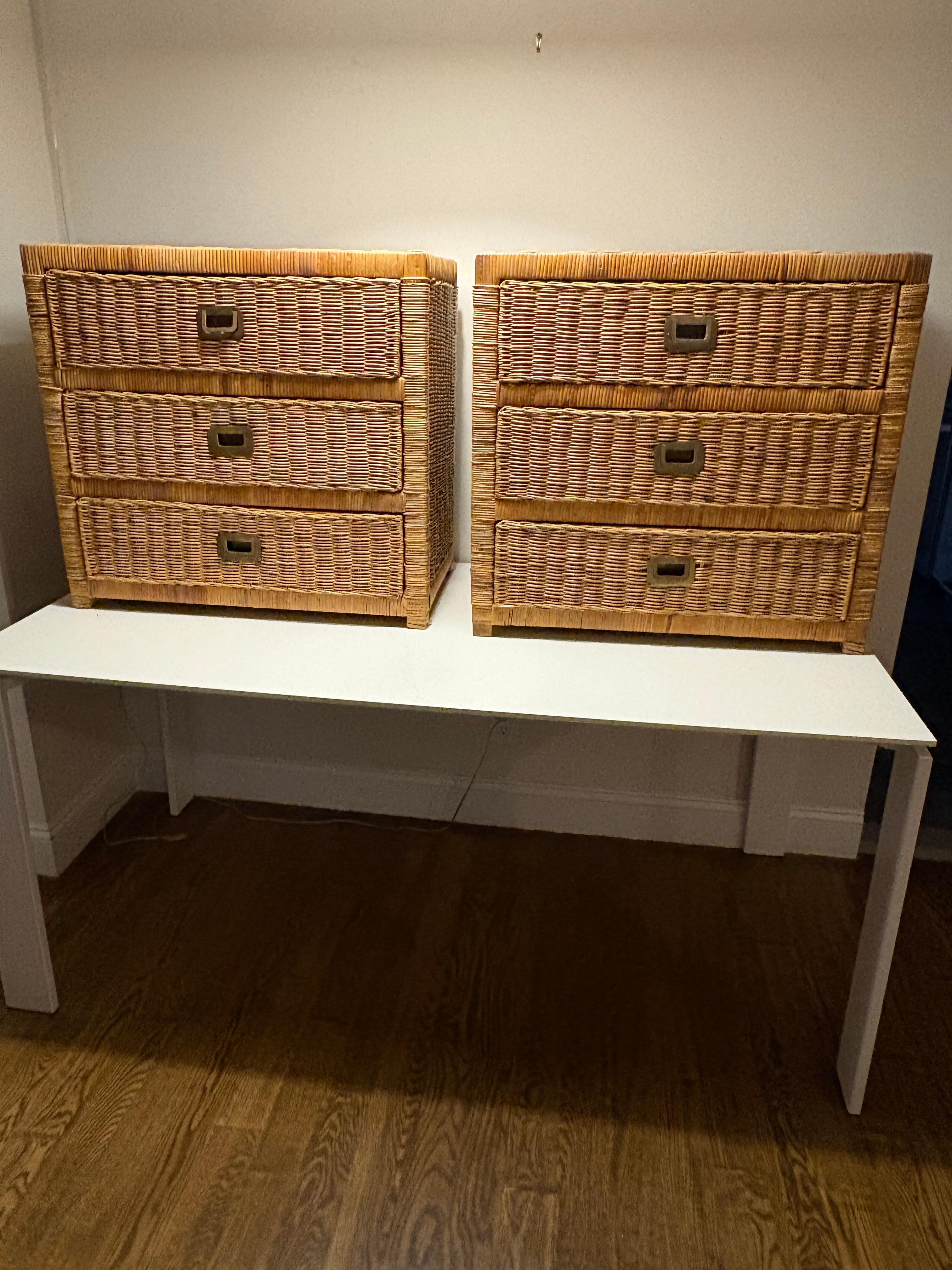 Stile Campaign Coppia di cassettiere vintage in vimini e rattan della costa in vendita