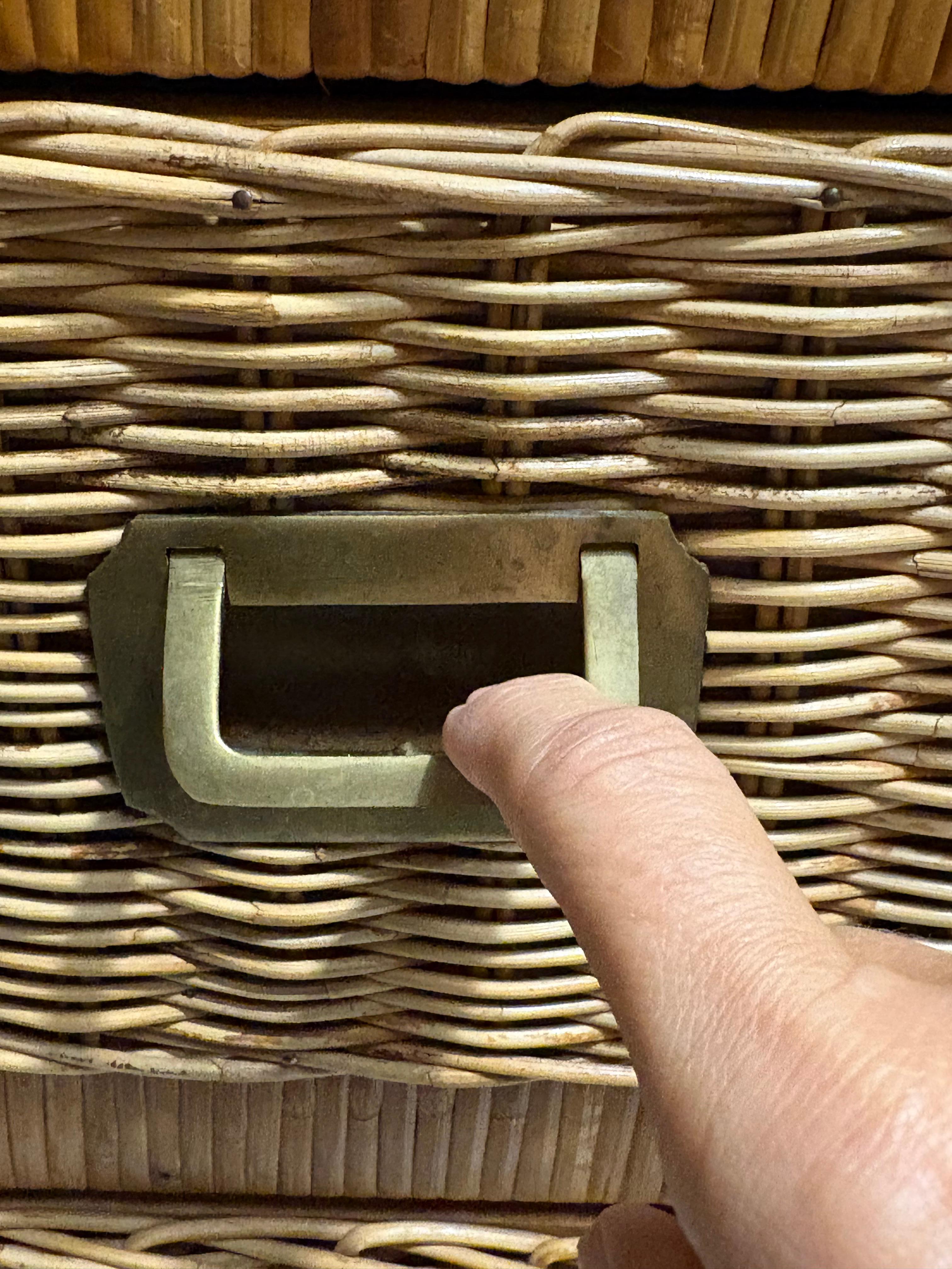 Sconosciuto Coppia di cassettiere vintage in vimini e rattan della costa in vendita