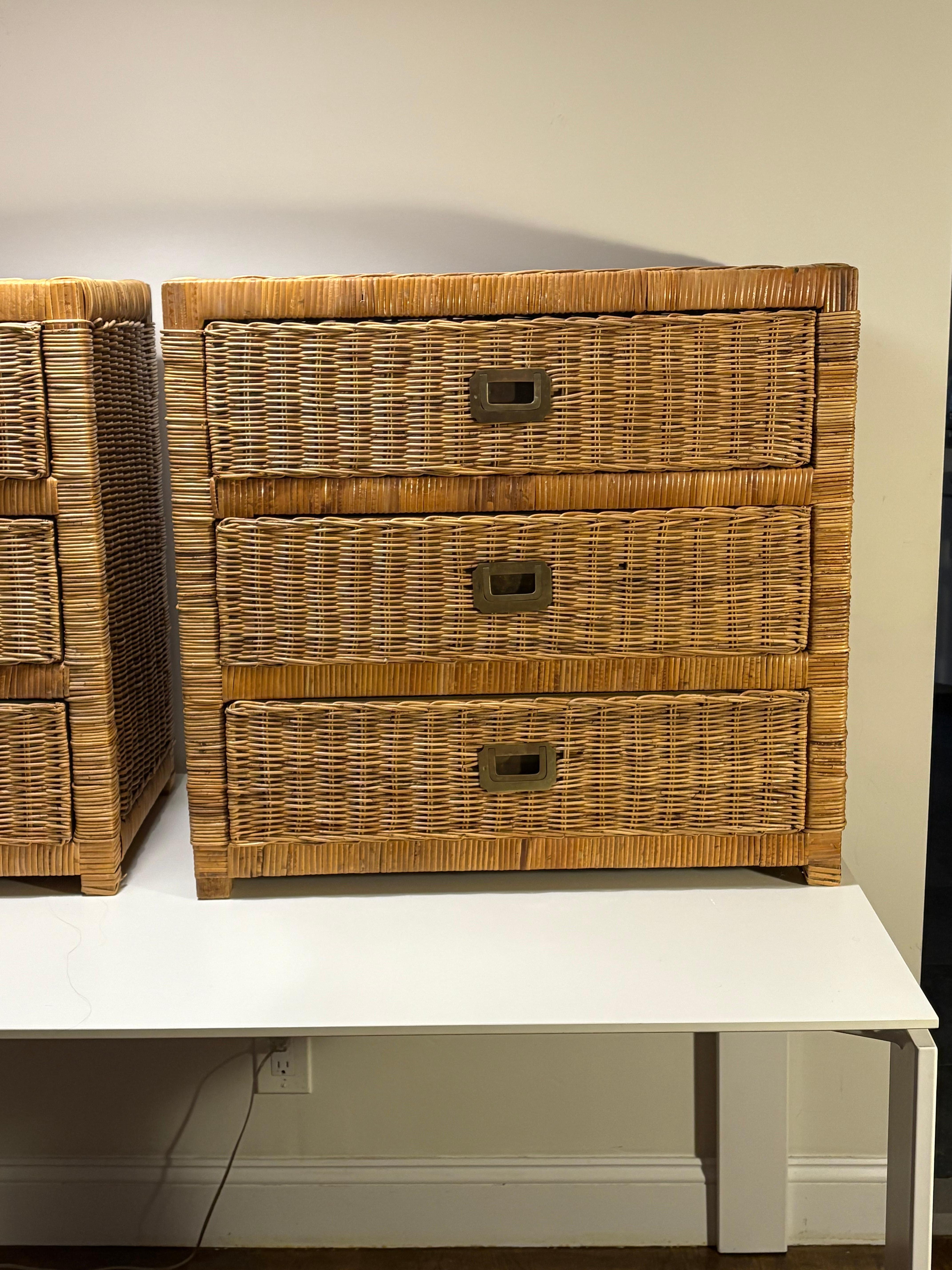 Ottone Coppia di cassettiere vintage in vimini e rattan della costa in vendita
