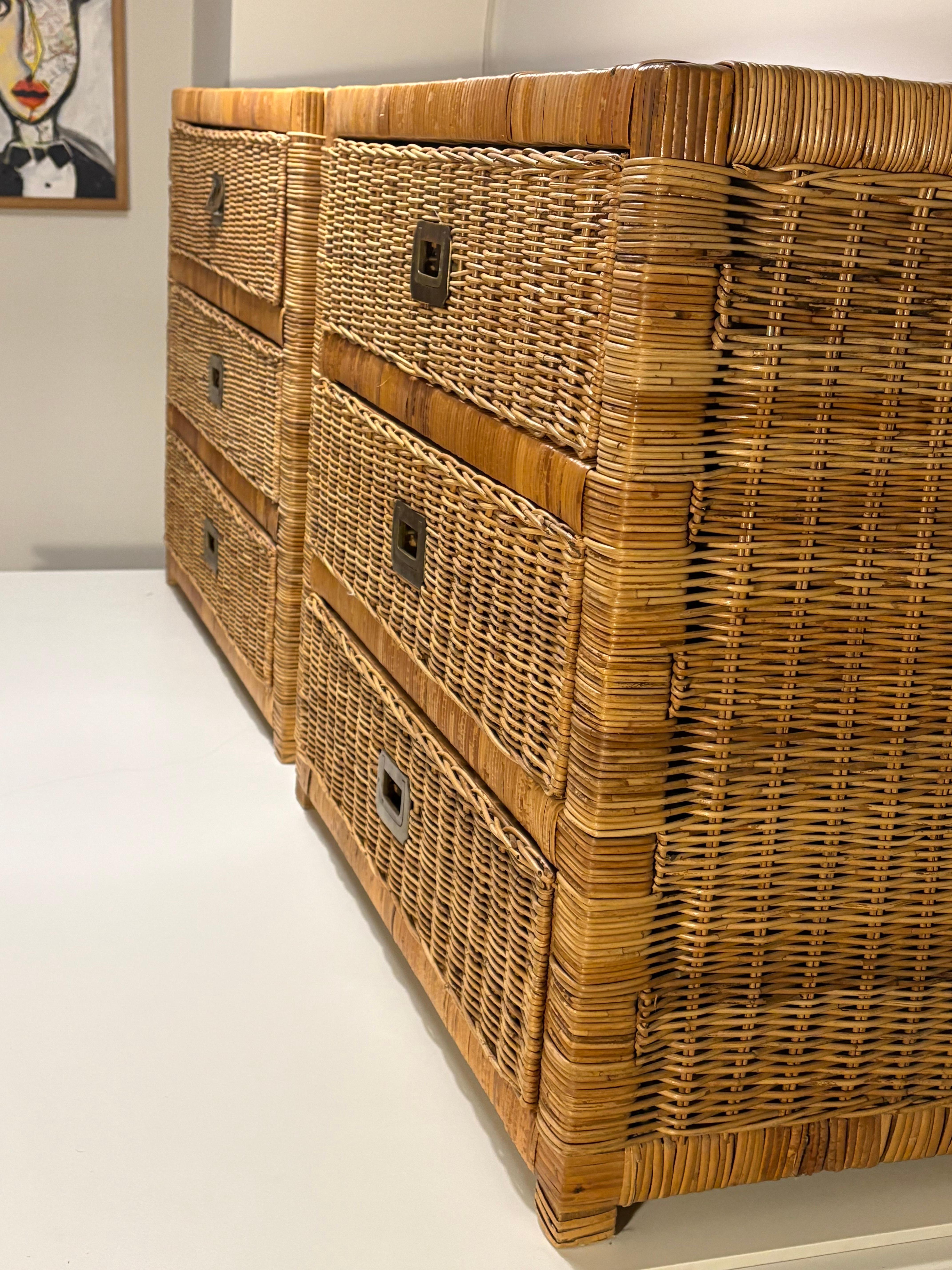Coppia di cassettiere vintage in vimini e rattan della costa in vendita 1