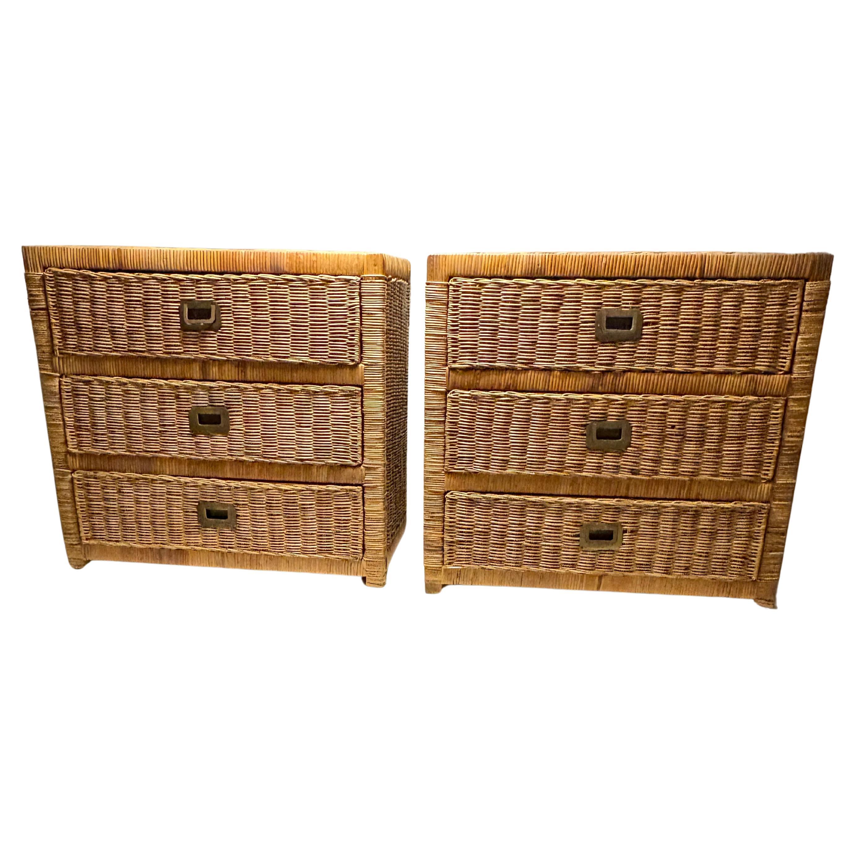 Coppia di cassettiere vintage in vimini e rattan della costa in vendita