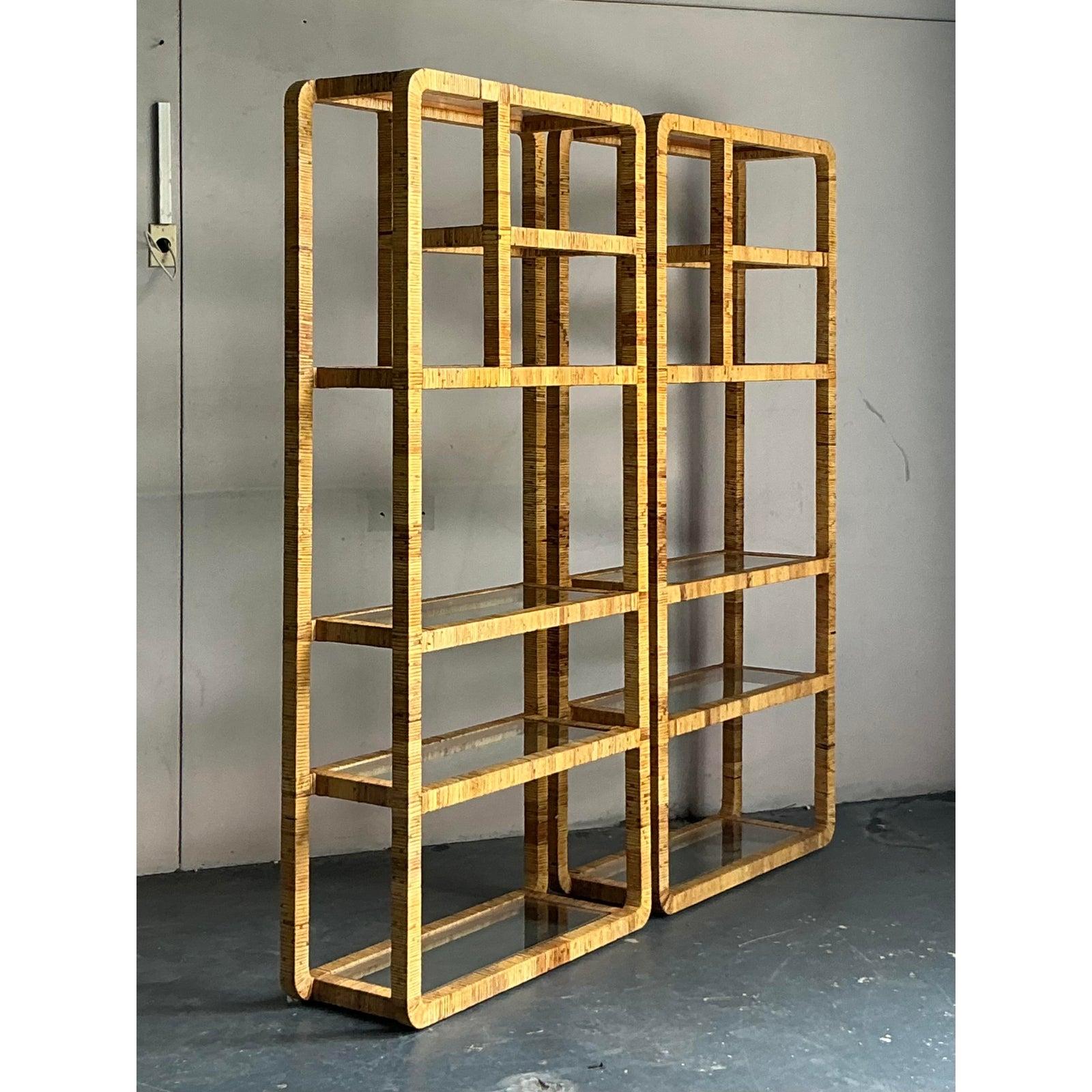 Canaliza el encanto de la brisa costera y la sofisticación atemporal con esta étagère vintage de ratán envuelto. Diseñado con líneas limpias y geométricas y un marco abierto, está meticulosamente envuelto en ratán natural, mostrando la belleza de la