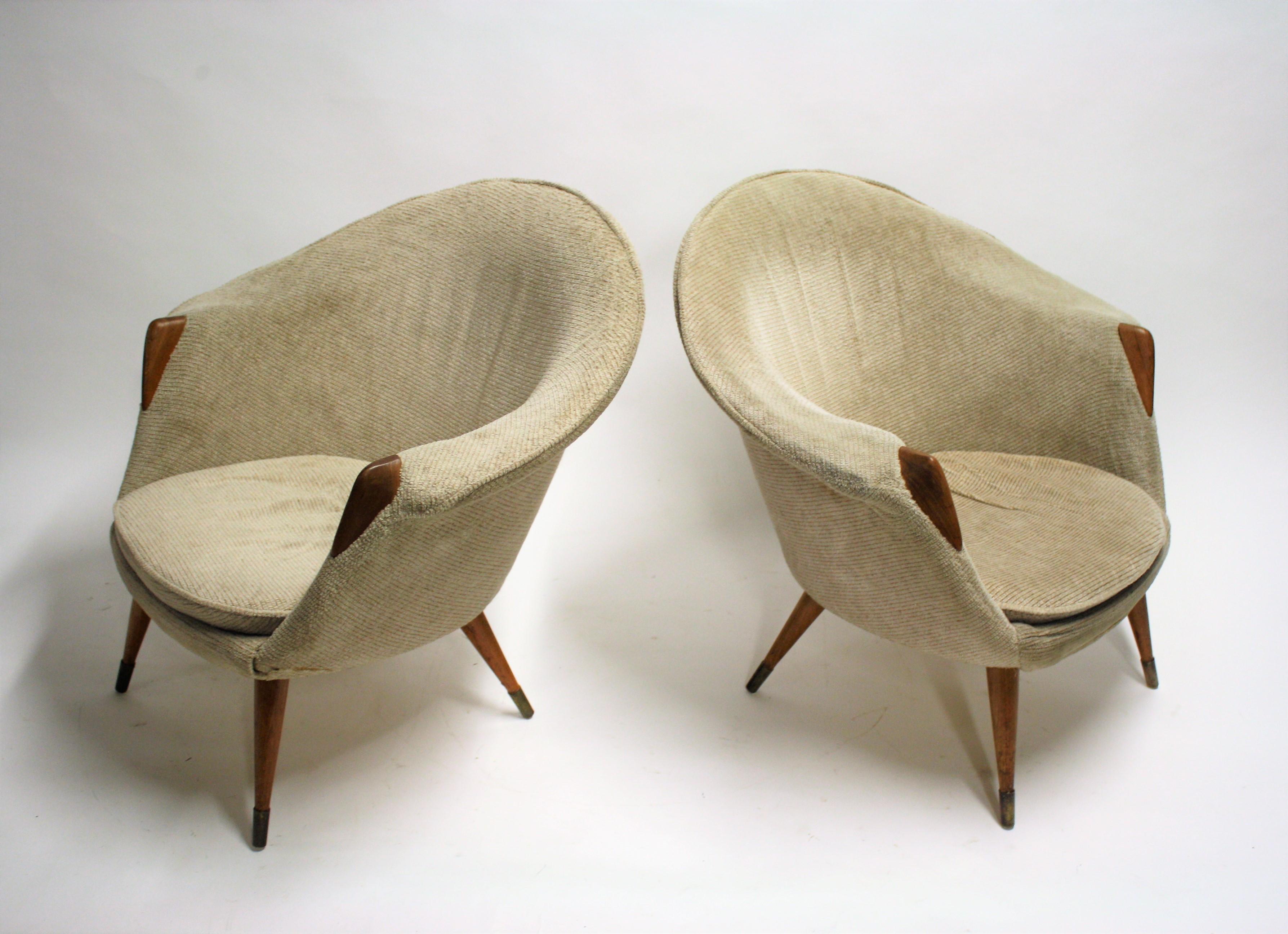 Pair of midcentury club or cocktail chairs upholstered in grey fabric with small wooden hand rests.

Beautiful, charming design. Mixes well with modern day interiors,

1960s, Belgium

Good condition.

Dimensions: 
Height 72cm/28.5