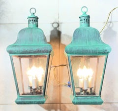 Par de faroles de pared vintage de estilo colonial, de latón macizo. 20” de alto x 8,5” de ancho x 12” de profundidad