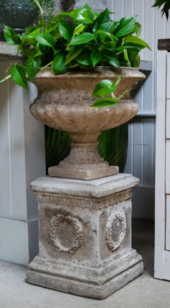 Pareja de urnas compuestas vintage sobre plintos de hojas de laurel