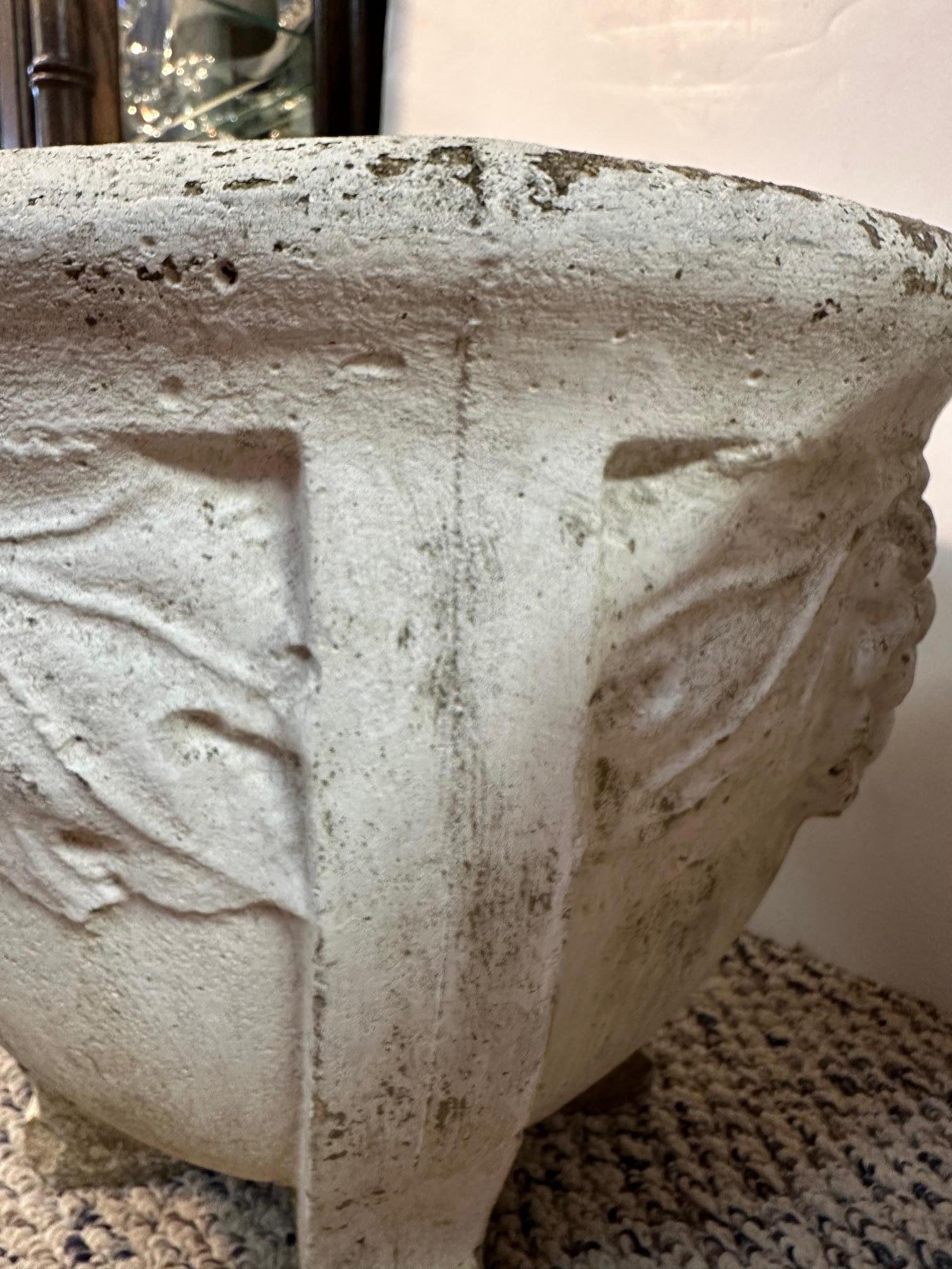 Paire de jardinières vintage en béton avec motif de raisin en vente 3