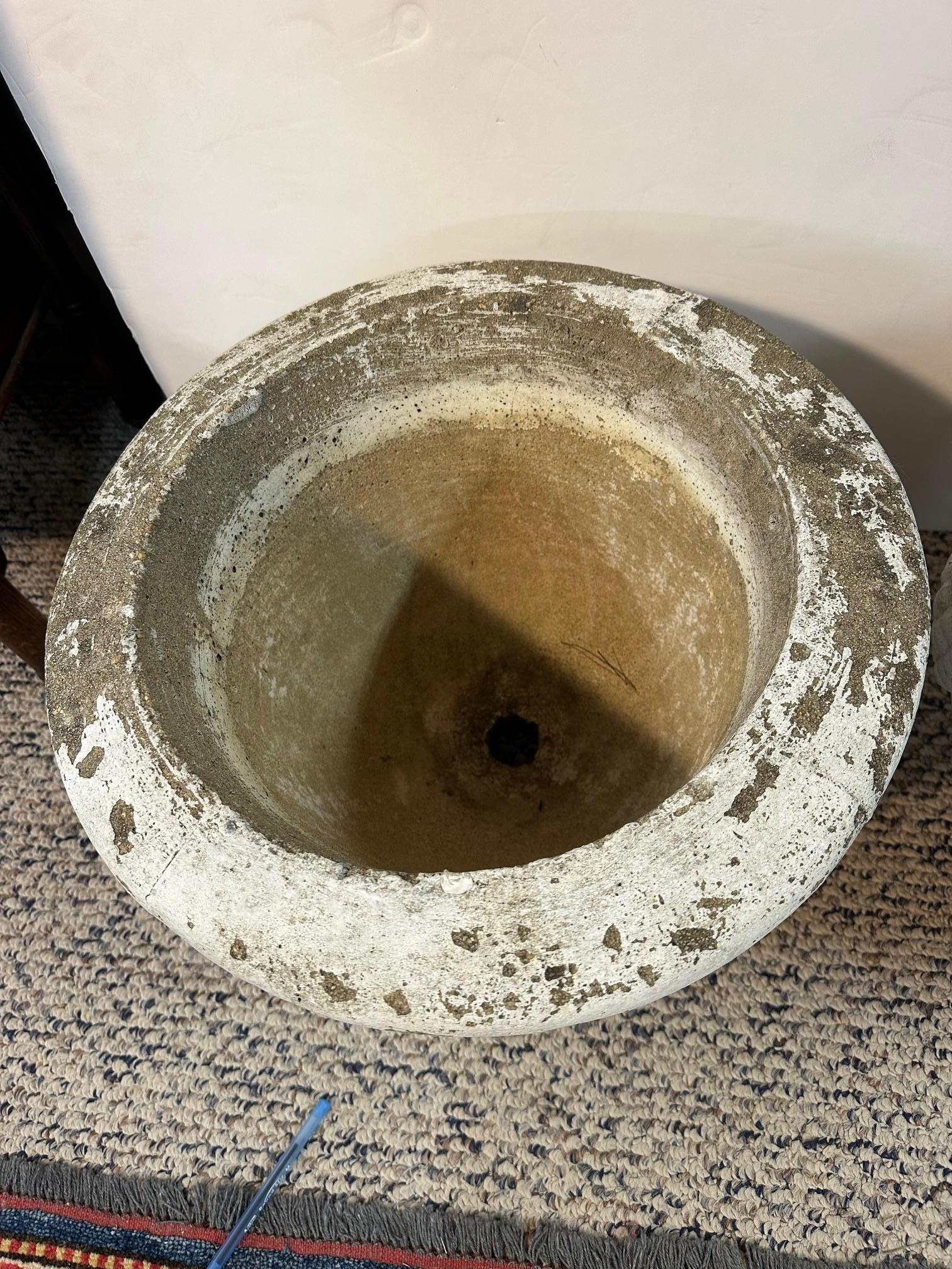 Country Paire de jardinières vintage en béton avec motif de raisin en vente