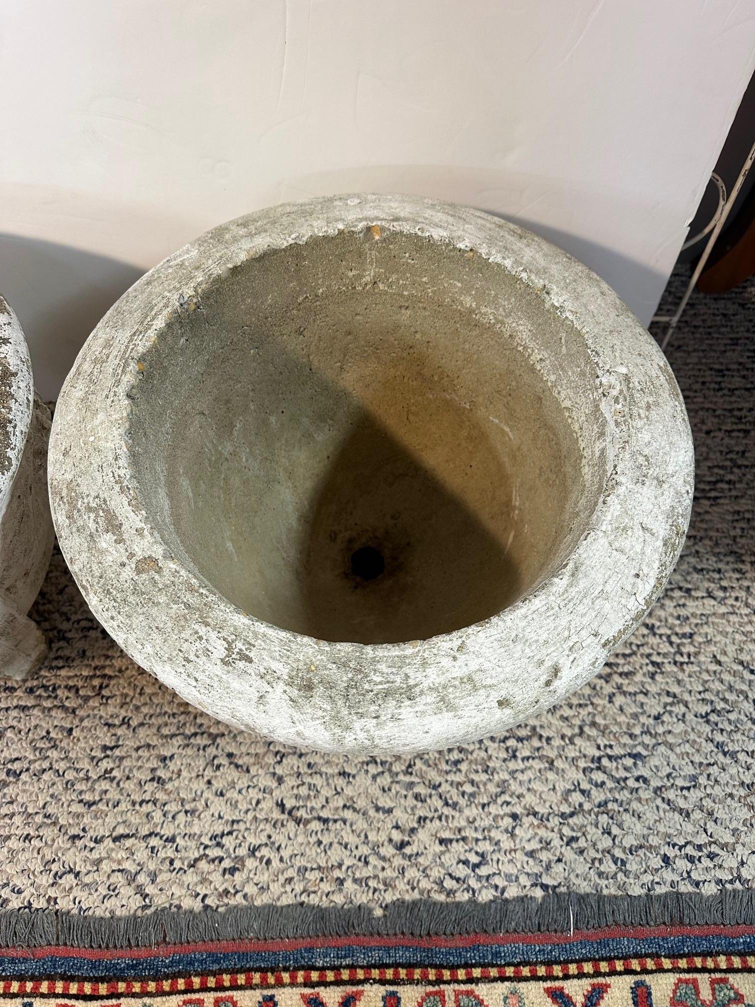 Américain Paire de jardinières vintage en béton avec motif de raisin en vente