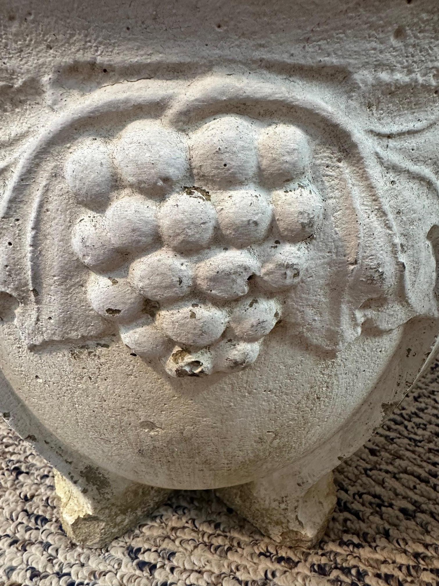 Paire de jardinières vintage en béton avec motif de raisin Bon état - En vente à Hopewell, NJ