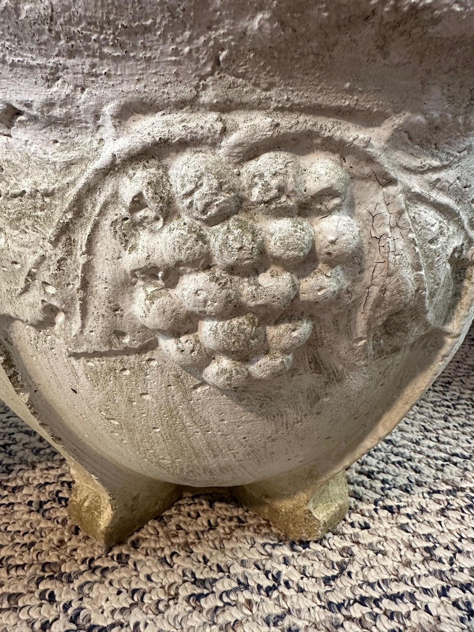 Milieu du XXe siècle Paire de jardinières vintage en béton avec motif de raisin en vente