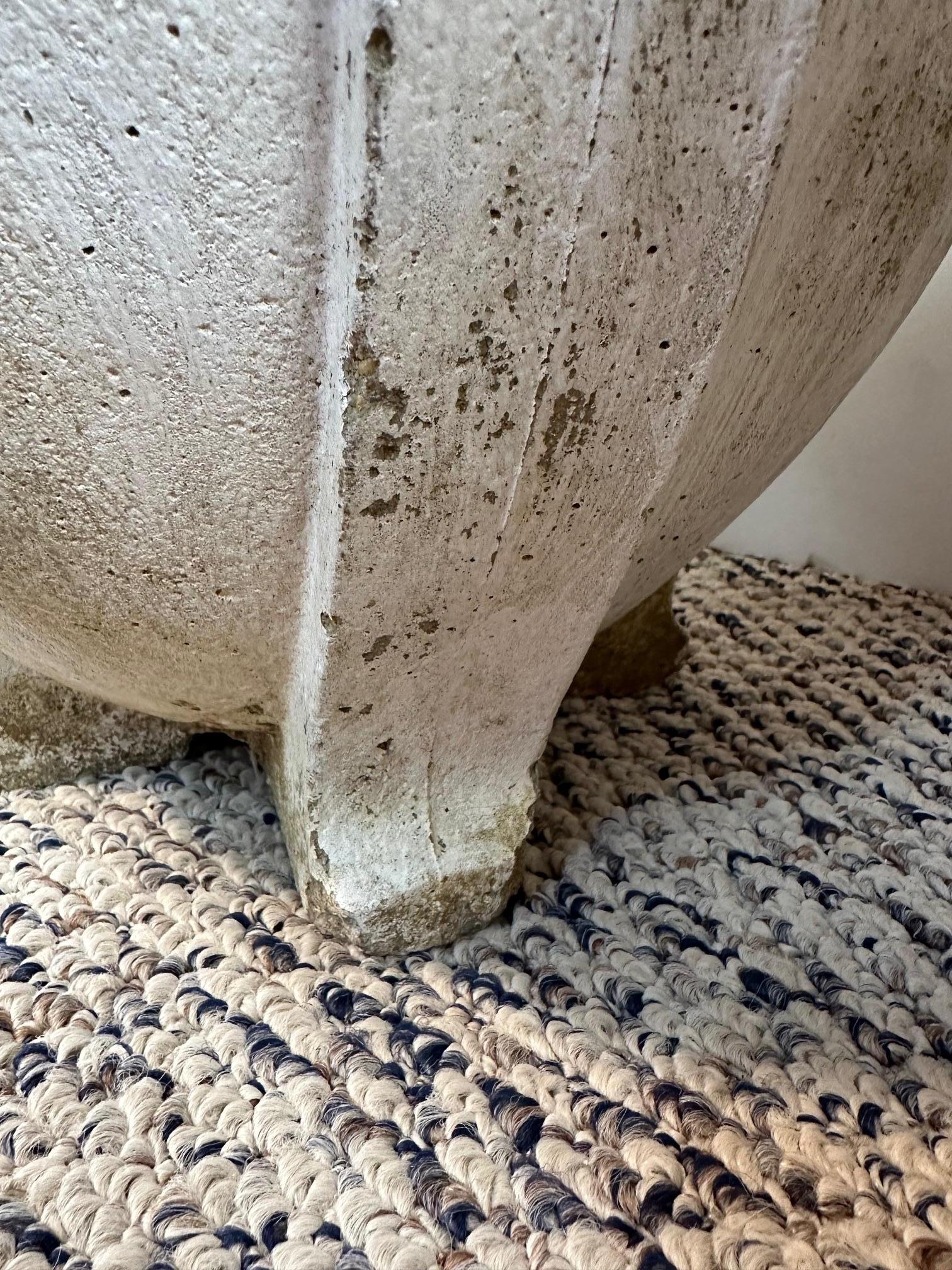 Béton Paire de jardinières vintage en béton avec motif de raisin en vente