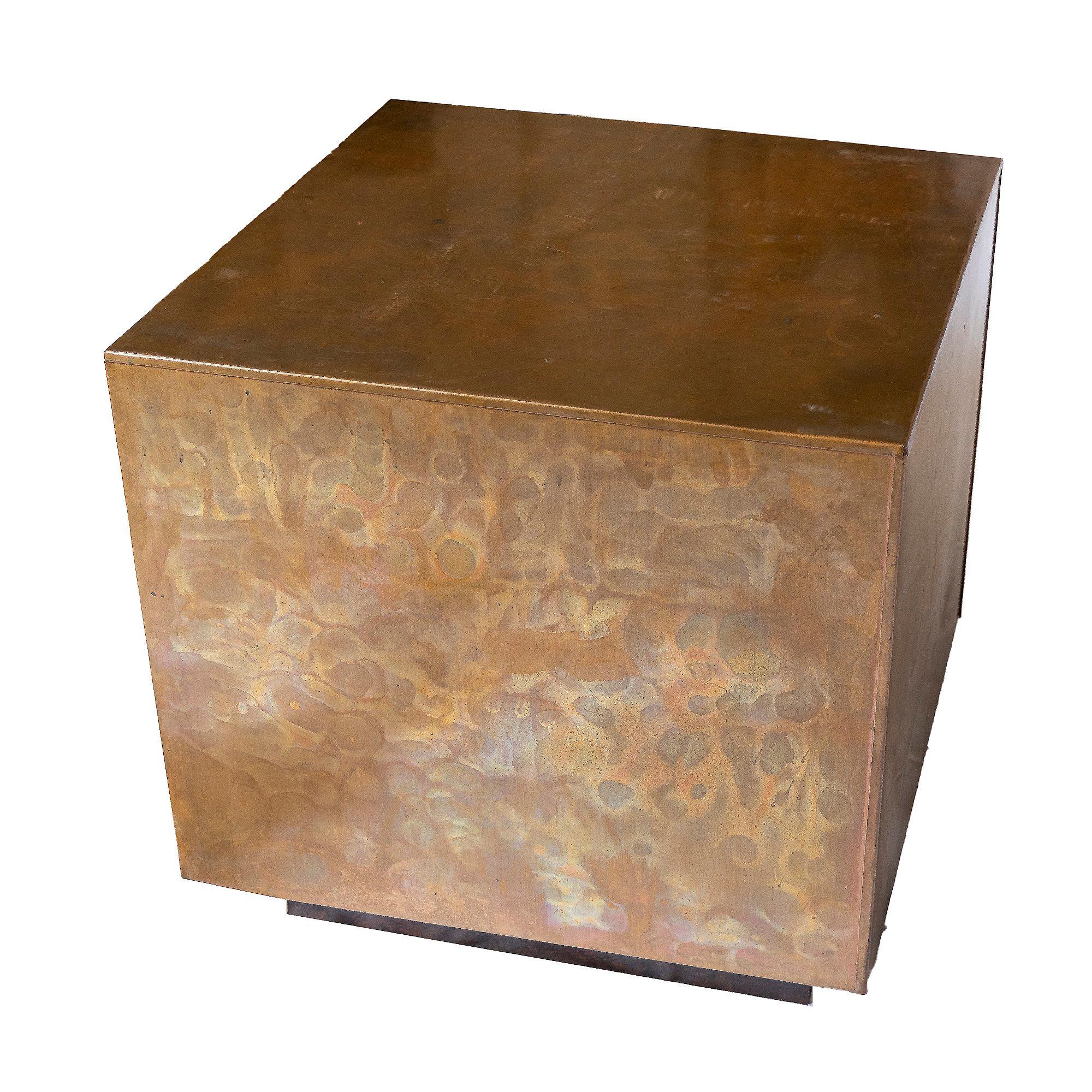 Pareja de mesas auxiliares cúbicas de cobre vintage Italiano en venta
