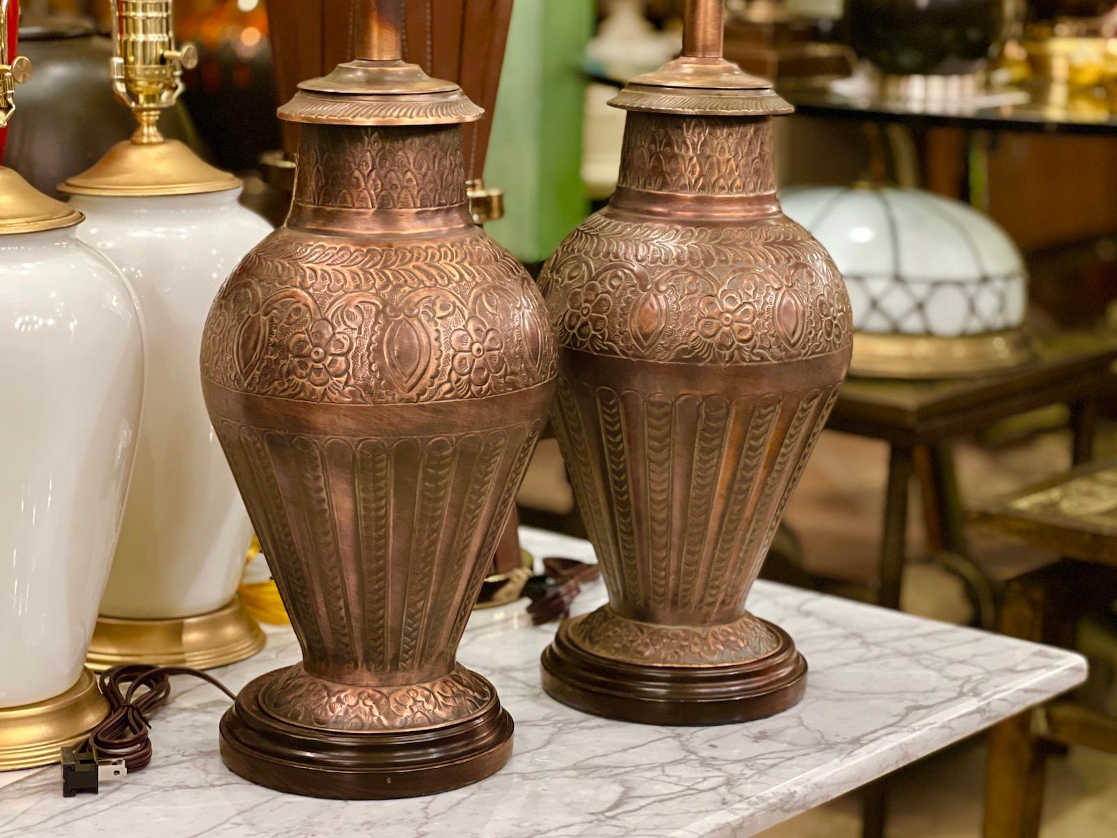 Martellato Coppia di lampade vintage in rame in vendita