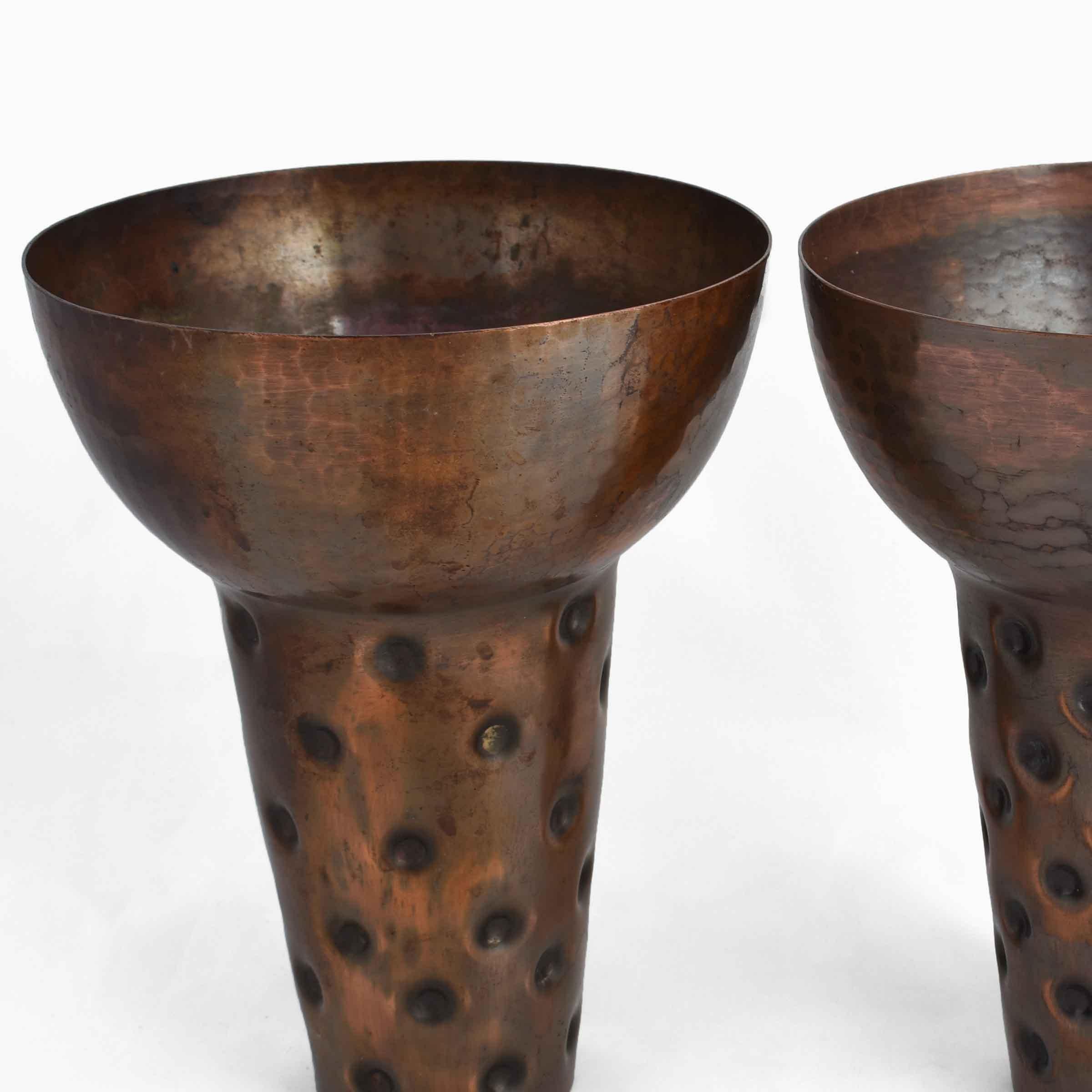 Paire de vases en cuivre vintage est un objet décoratif original réalisé en Allemagne, vers les années 1950.

Des objets en cuivre incarnés.

Créé par Eugen Zint. 

