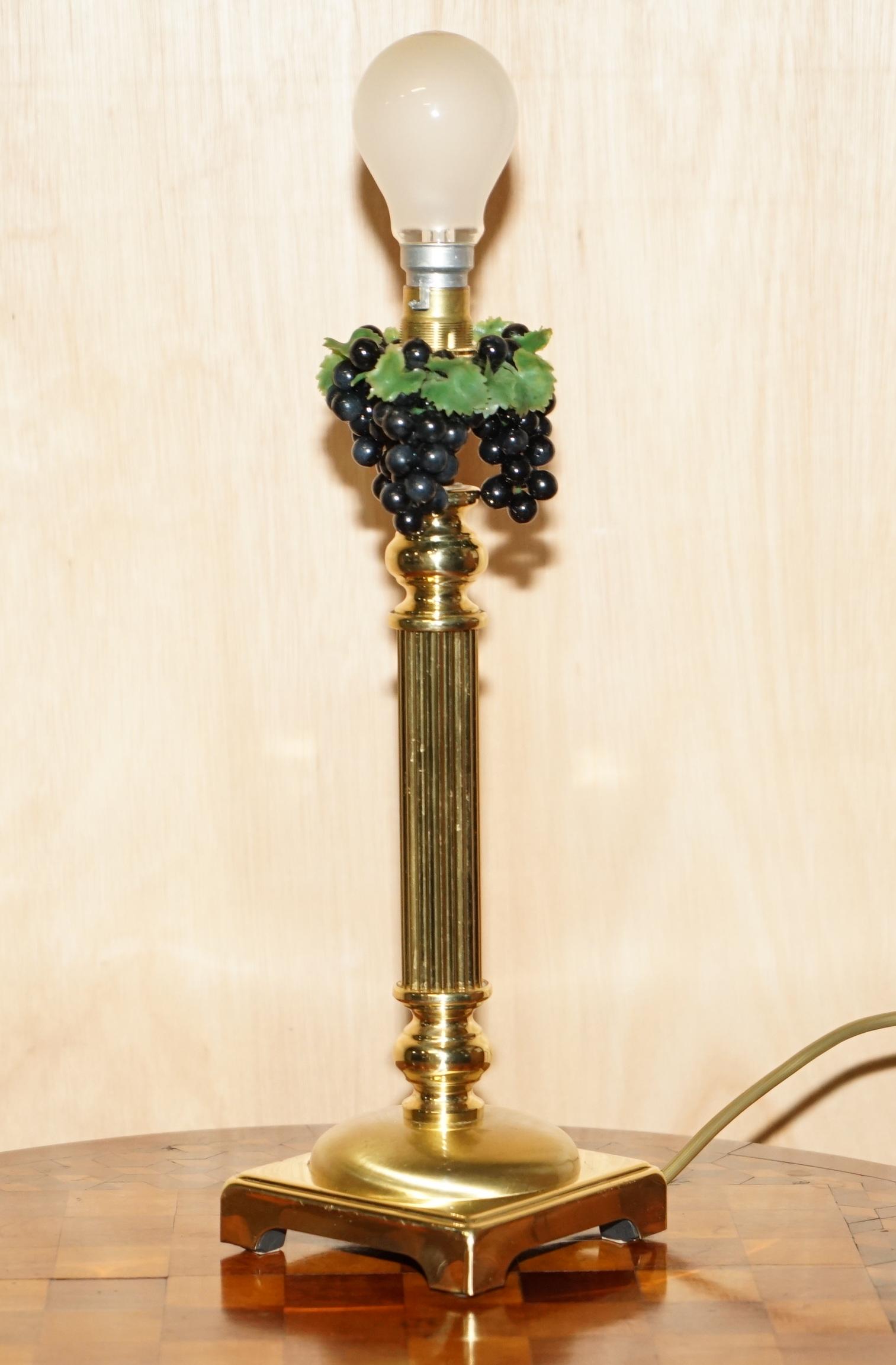 Renaissance Paire de malles à clapet corINTHiennes ViNTAGE avec DÉTAILS EN VINE DE GRAPE en vente