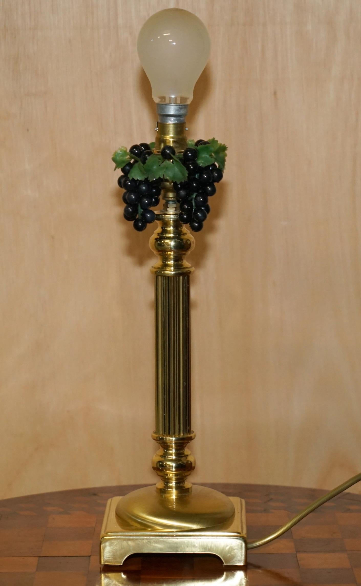 Fait main Paire de malles à clapet corINTHiennes ViNTAGE avec DÉTAILS EN VINE DE GRAPE en vente