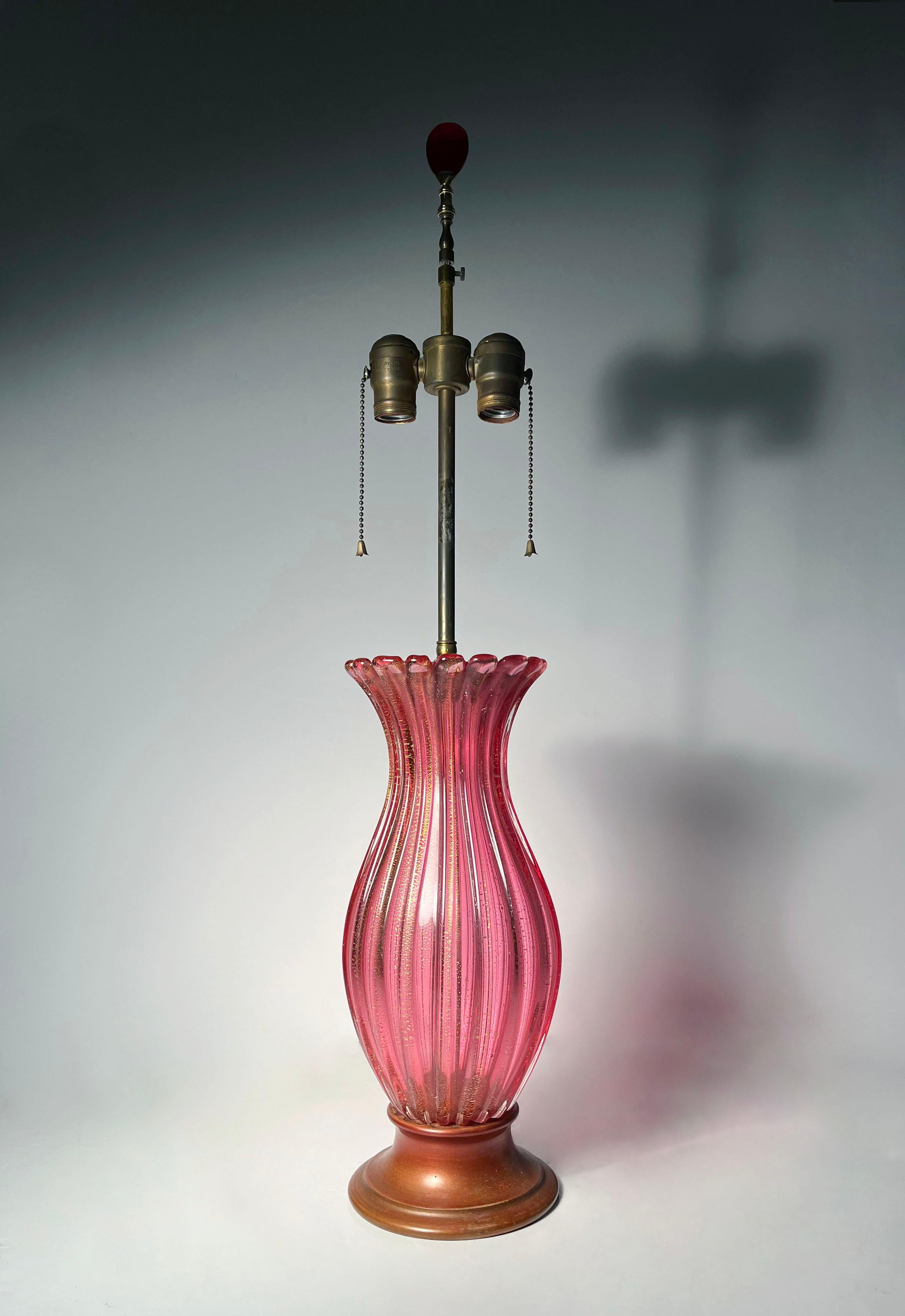 Zwei Lampen aus Murano-Glas von Barovier in der Farbe Cranberry (20. Jahrhundert) im Angebot