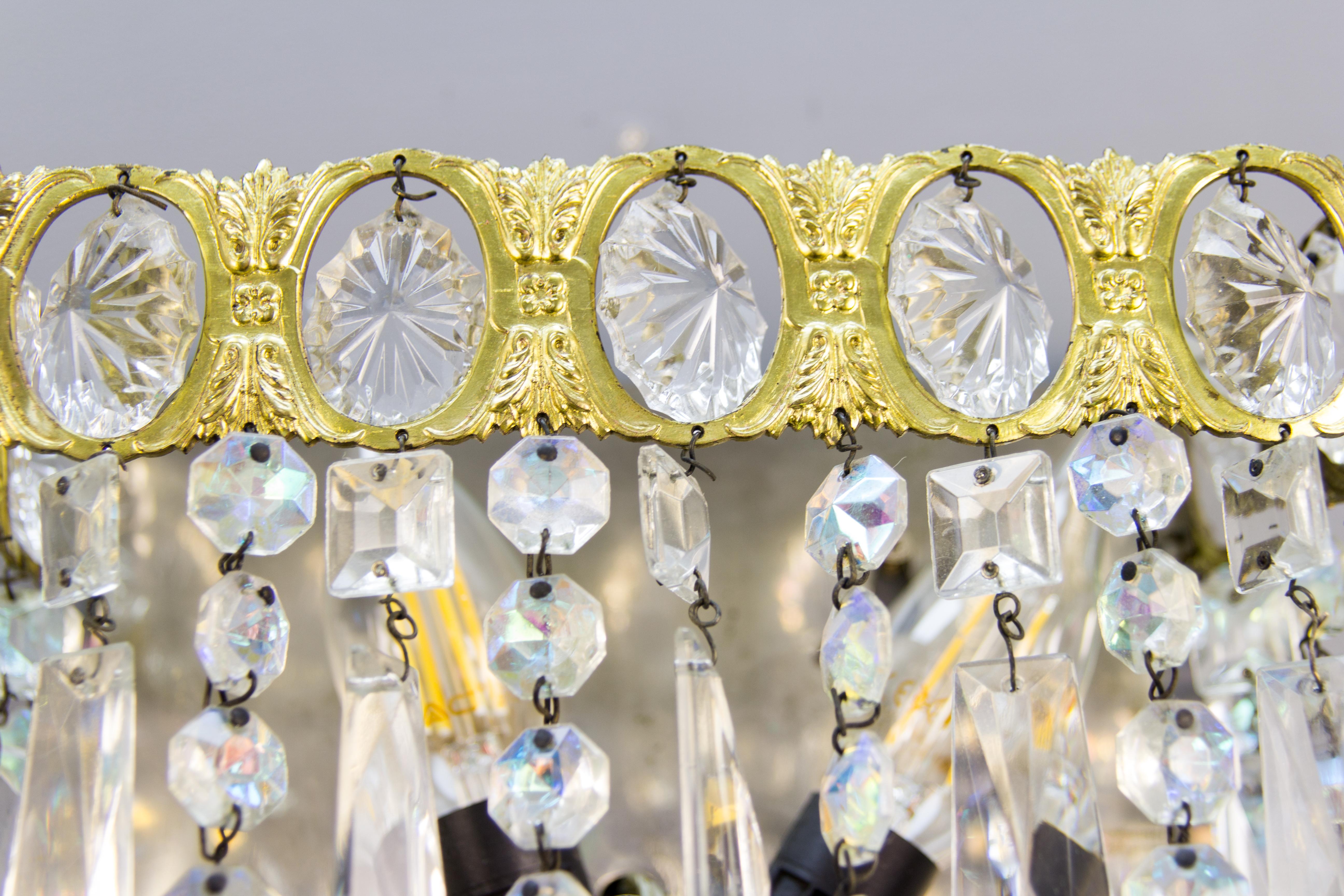 Paire d'appliques italiennes vintage de style Art Déco en verre de cristal et laiton, chacune avec deux douilles pour ampoule de taille E 14.
Dimensions :
Hauteur : 20 cm / 7.87 in ; largeur : 20 cm / 7.87 in ; profondeur : 10 cm / 3.93 in.
    