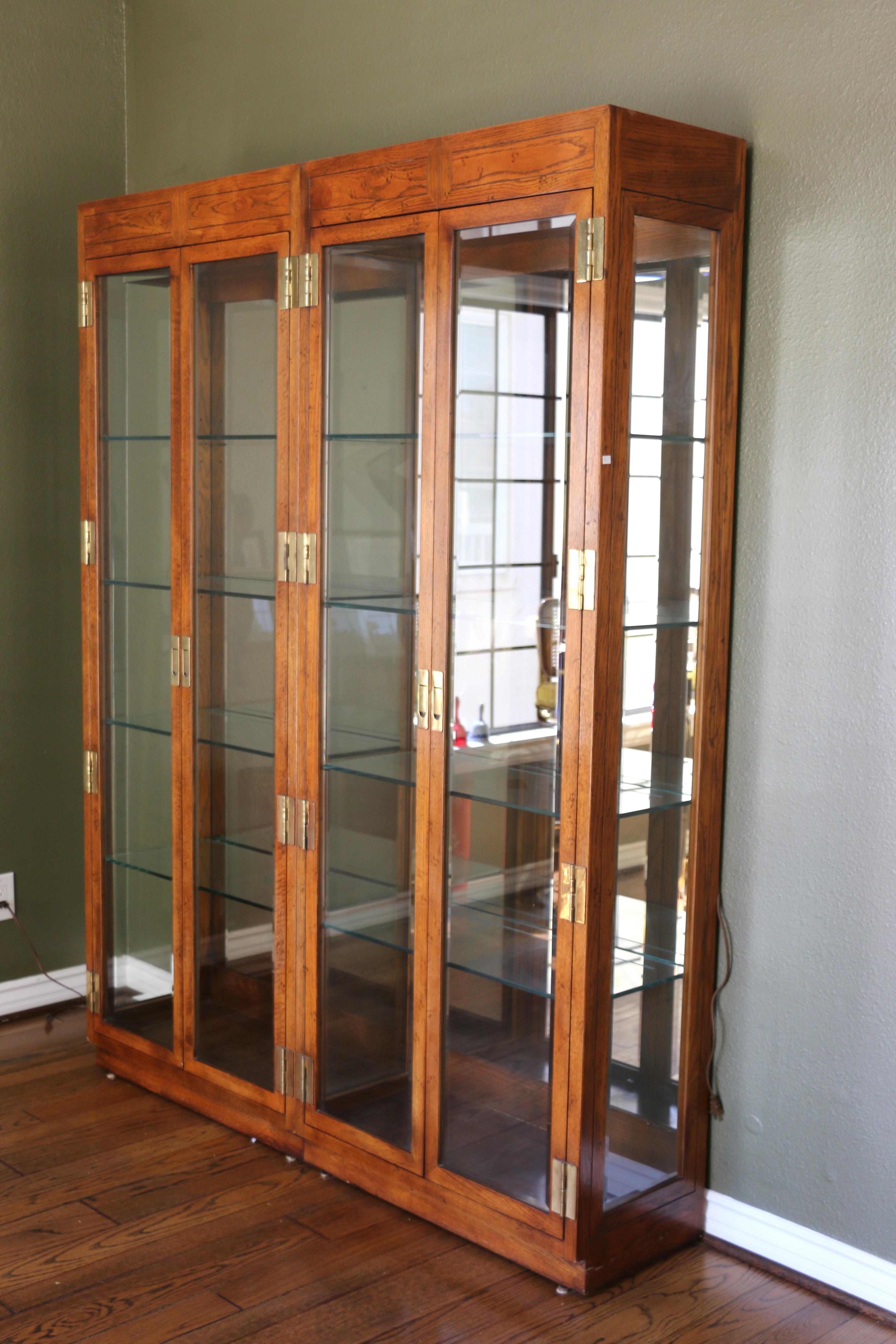 Pair of Vintage Curio Display Cabinets Campaign Style by Henredon, 1980s In Good Condition In North Hollywood, CA