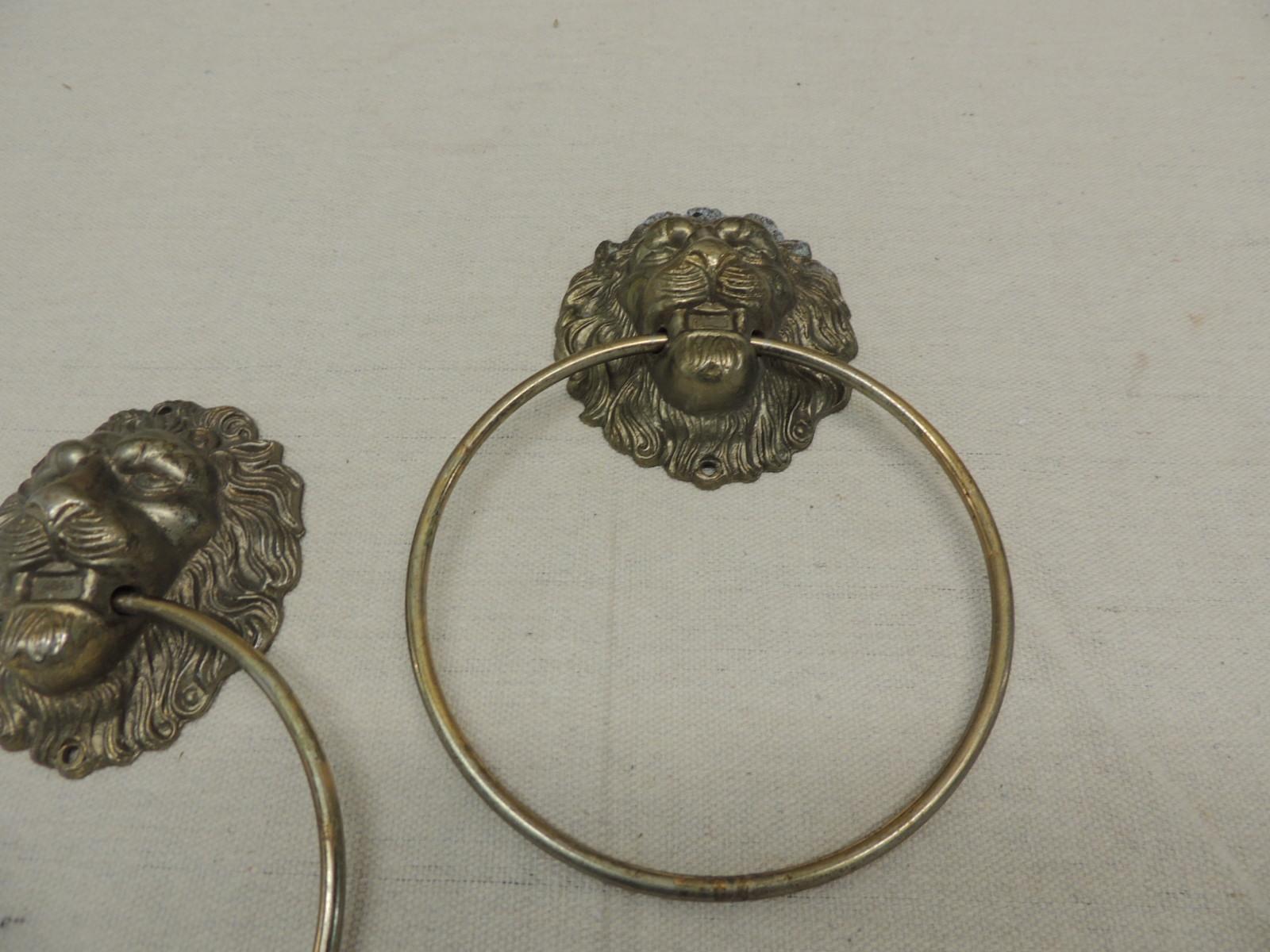 Pair of vintage curtain brass tie backs with lions heads
or guest towels holders.
Size: 8