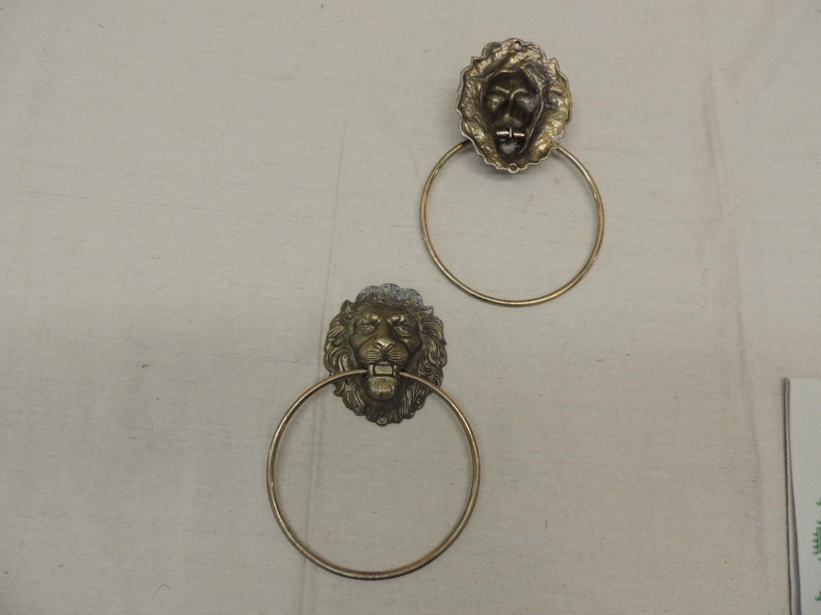 Paire de vieilles embrasses de rideaux en laiton avec têtes de lions Bon état à Oakland Park, FL