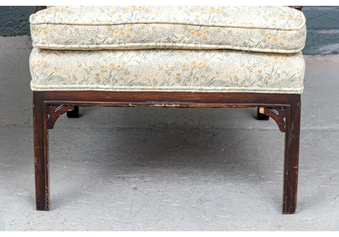 Chippendale cinese Coppia di sedie da club cinesi su misura vintage in stile chippendale imbottite in vendita