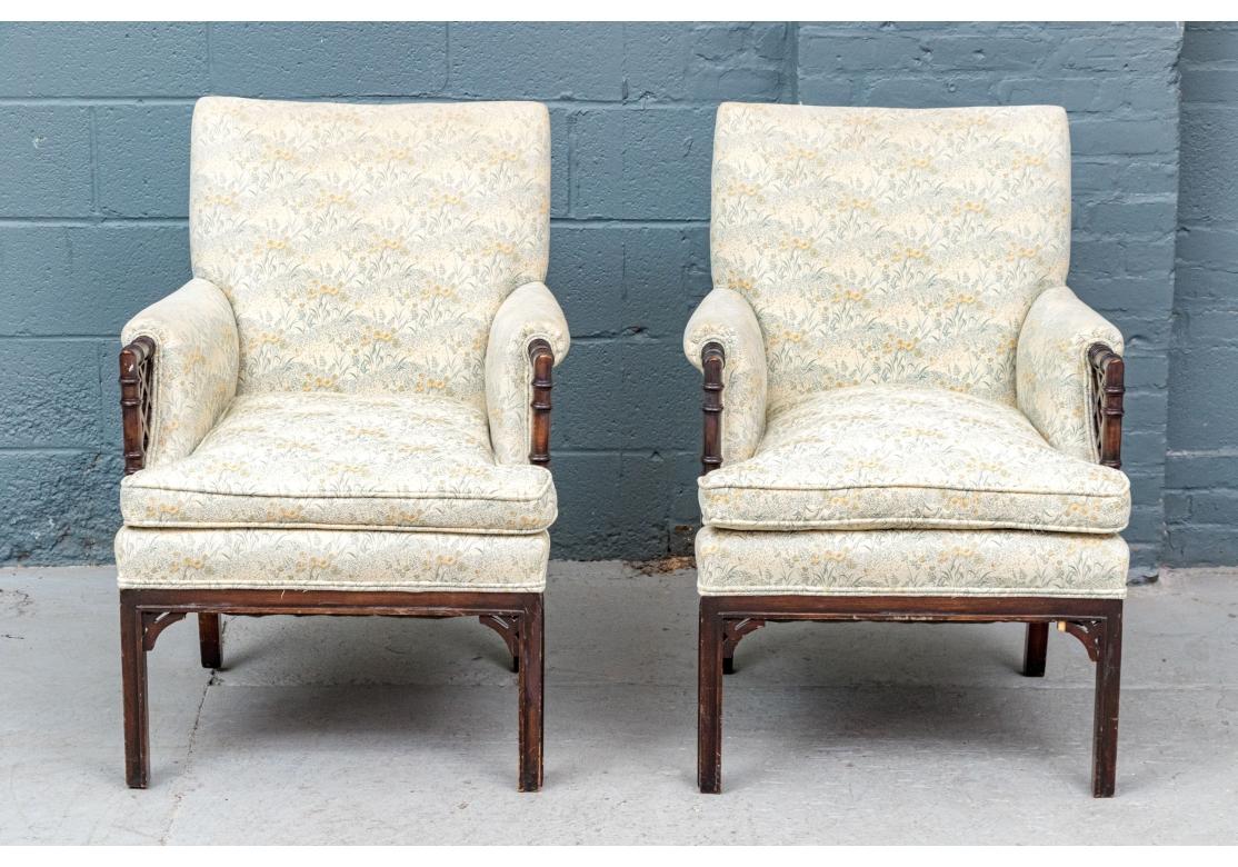 Intagliato Coppia di sedie da club cinesi su misura vintage in stile chippendale imbottite in vendita
