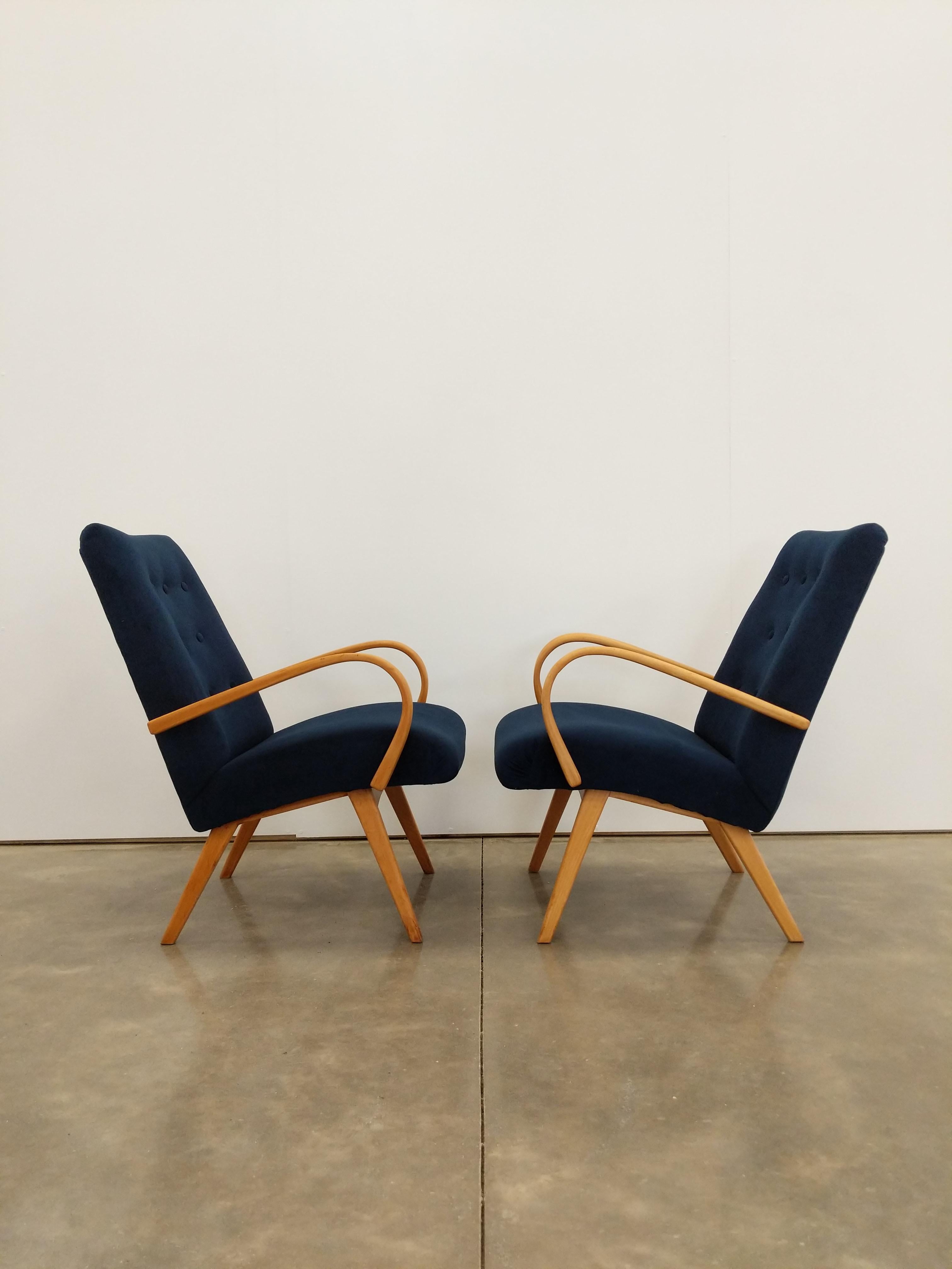 Pair of authentic vintage Czech mid century modern lounge chairs.

Model 53 designed by Jaroslav Smidek for TON.

This set is in great vintage condition with brand new dark blue velvet upholstery and few signs of age-related wear (see photos).

If