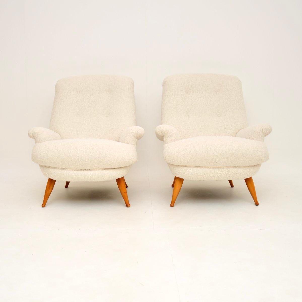 Une paire de fauteuils danois vintage de Berga Mobler absolument stupéfiante et extrêmement confortable. Récemment importées du Danemark, elles datent des années 1960.

La qualité est exceptionnelle, les proportions sont très généreuses et l'aspect