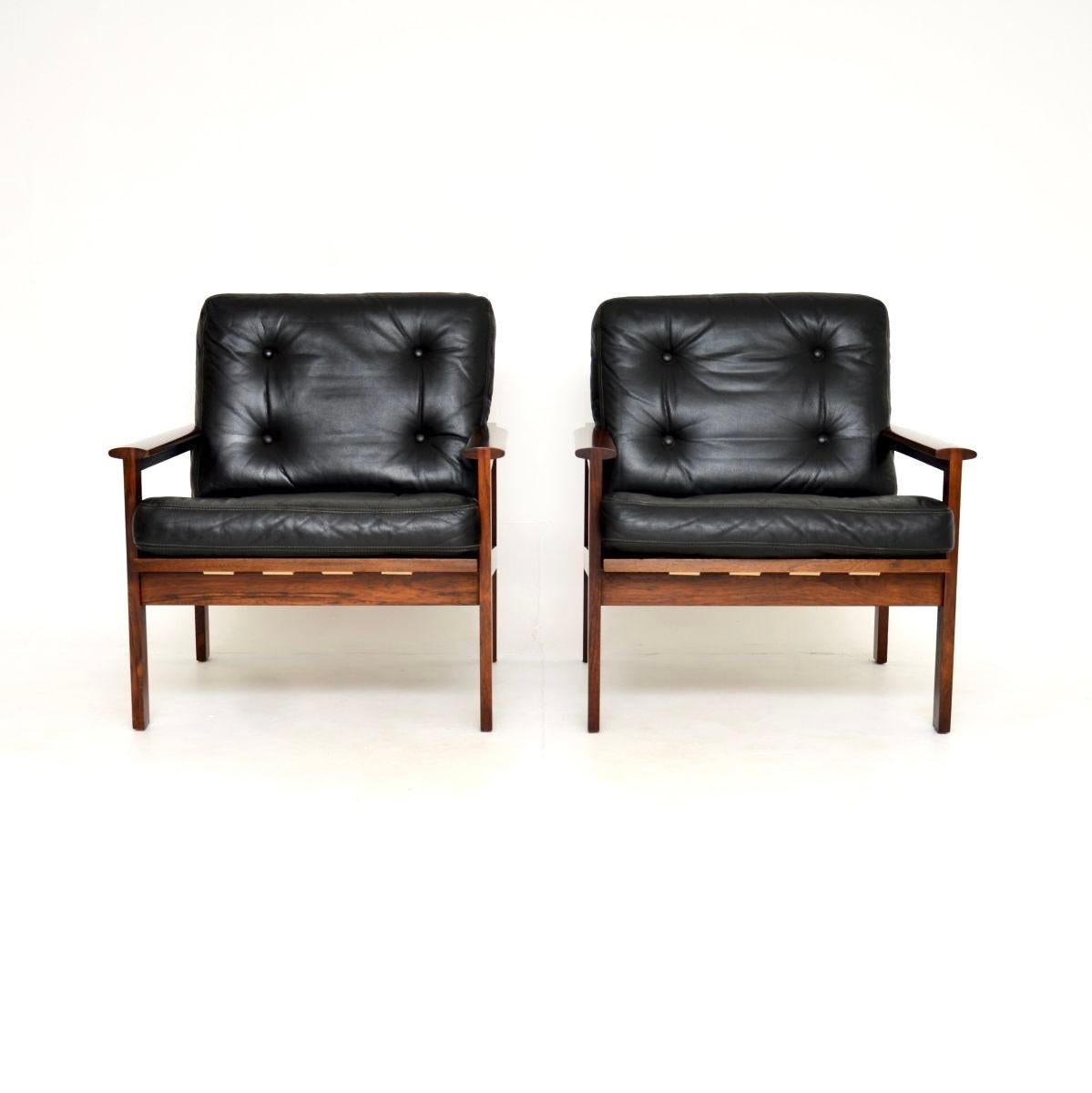 Une superbe paire de fauteuils danois Capella par Illum Wikkelso. Ils ont été fabriqués au Danemark dans les années 1960.

La qualité est exceptionnelle, les cadres sont magnifiquement construits et présentent de superbes veinures. Les coussins