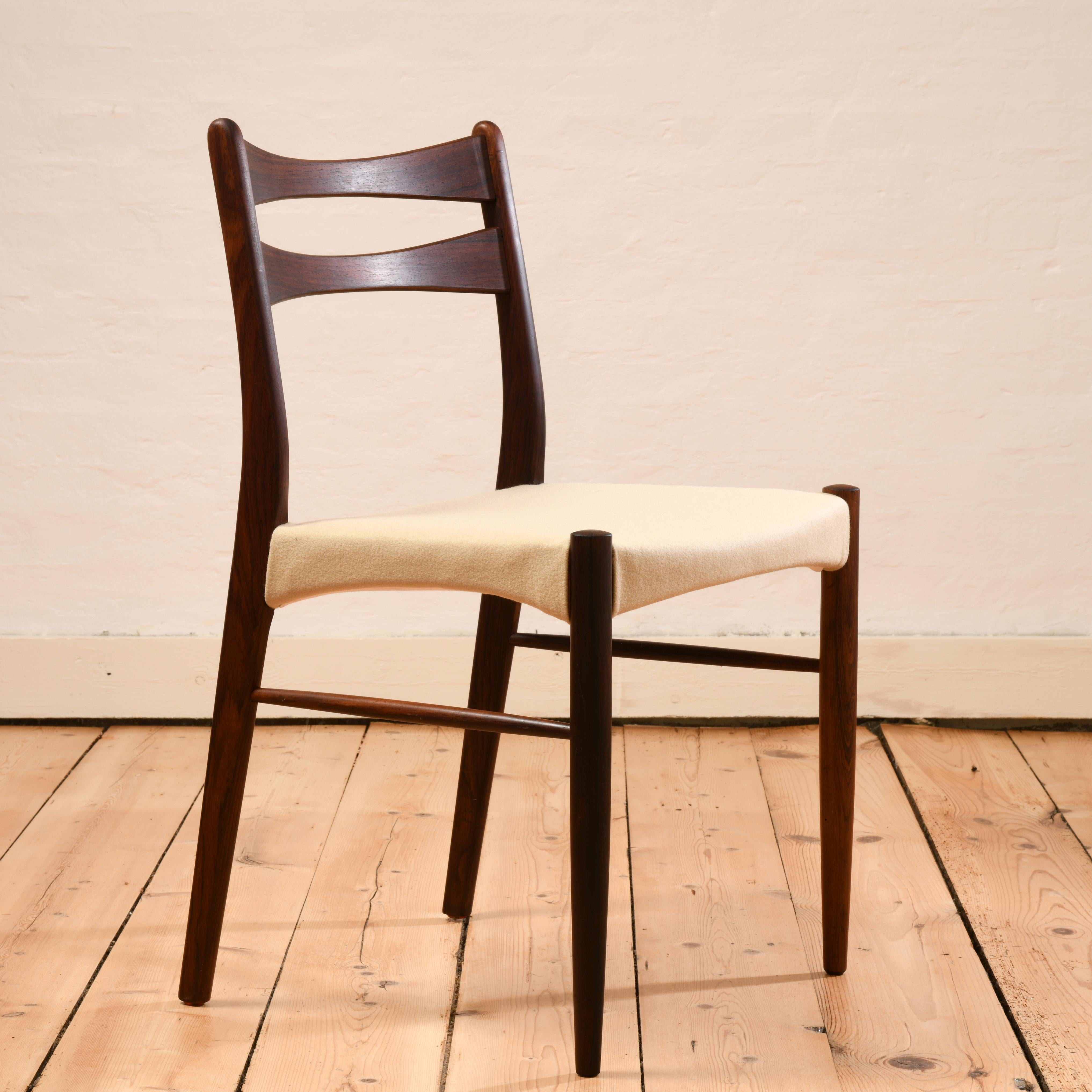 Pair of vintage danish chairs from the sixties, upholstered with wool. For Sale 4