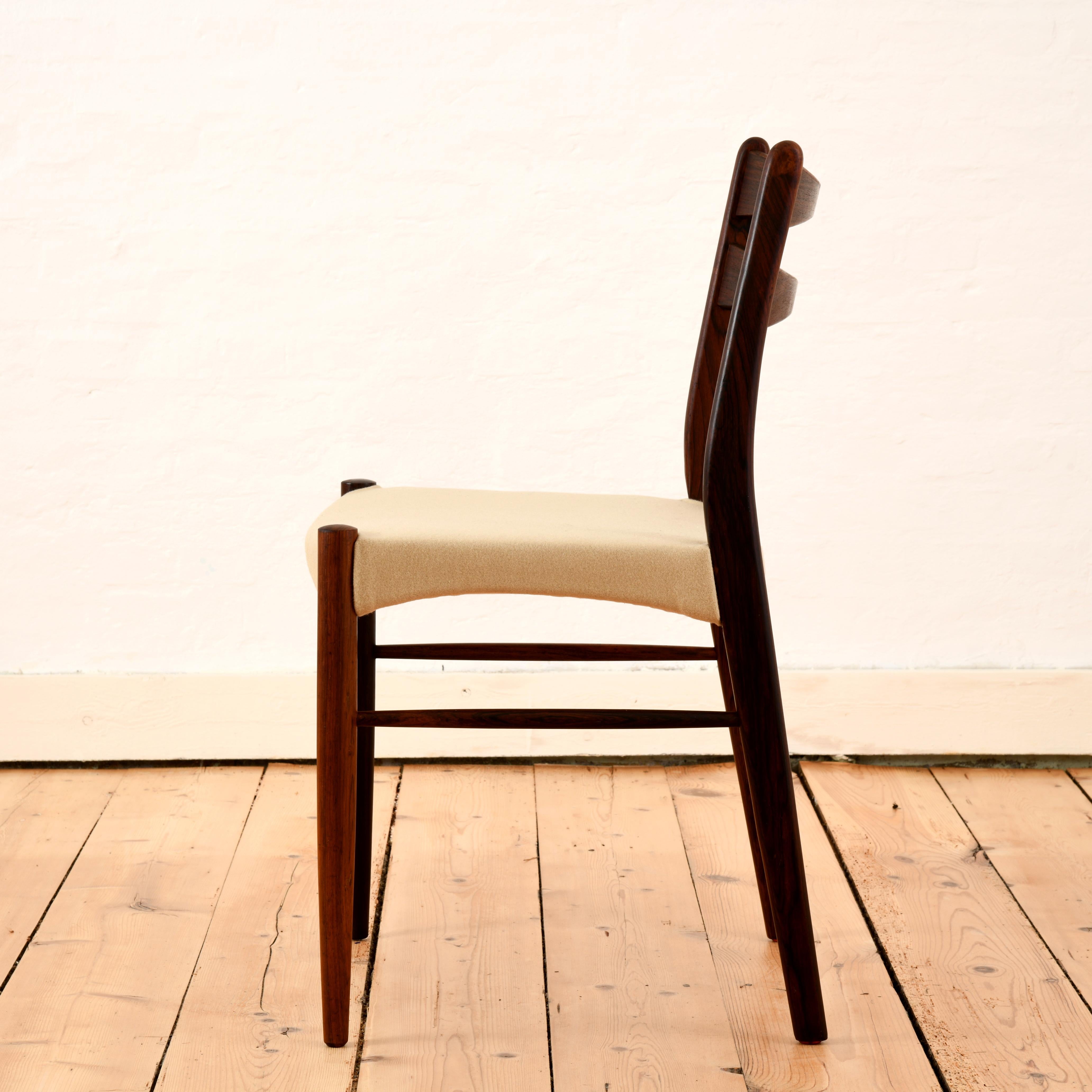 Pair of vintage danish chairs from the sixties, upholstered with wool. For Sale 1