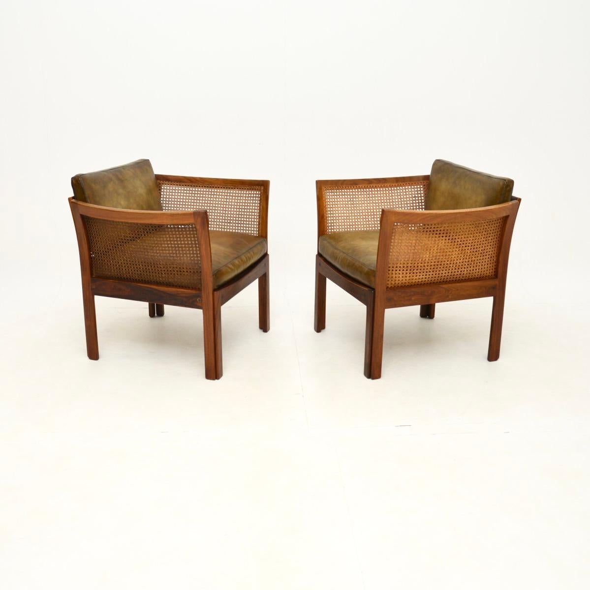 Mid-Century moderno Coppia di poltrone danesi d'epoca in pelle e canna di Illum Wikkelso in vendita