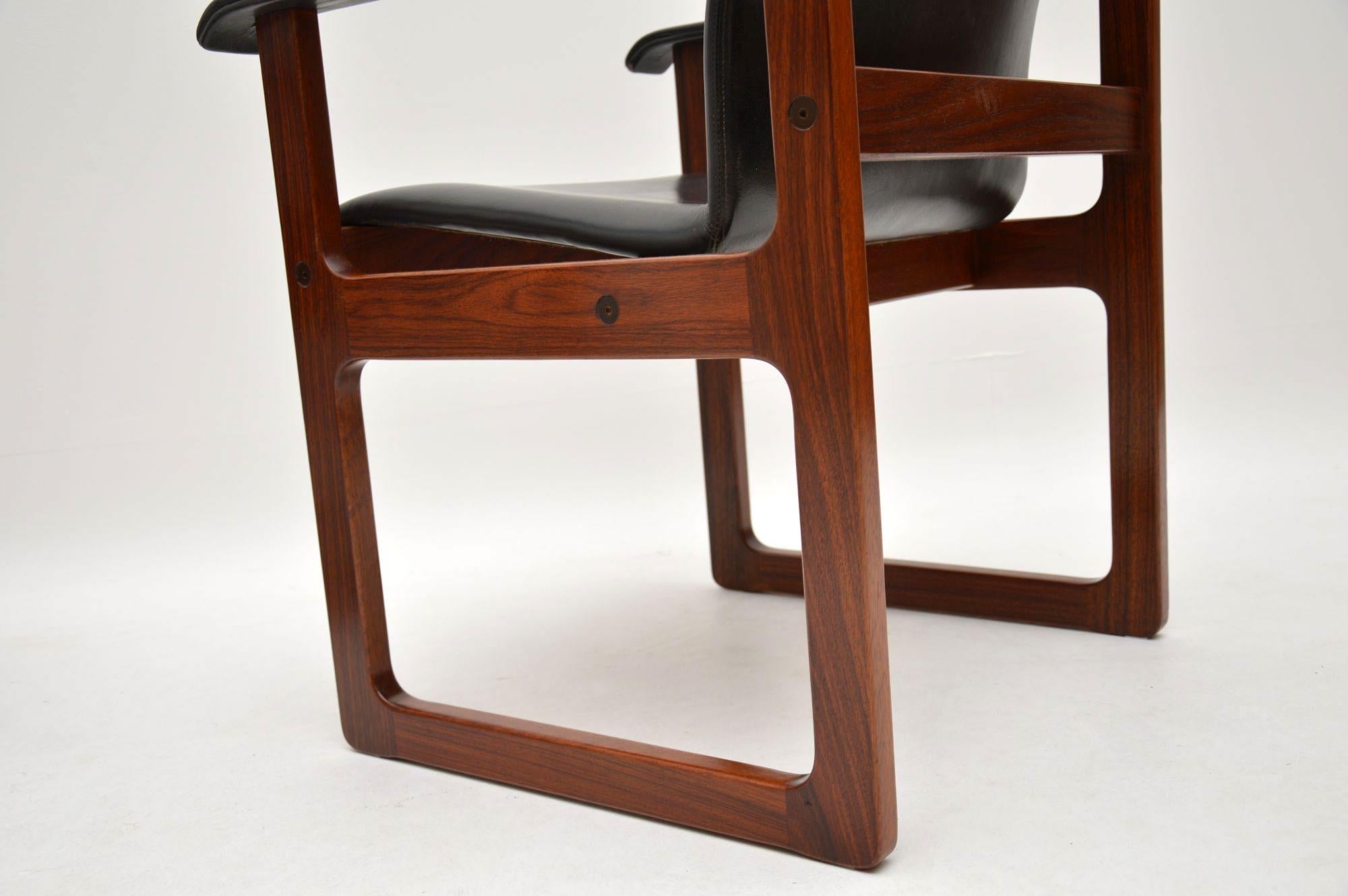 Paire de fauteuils danois vintage en cuir en vente 5