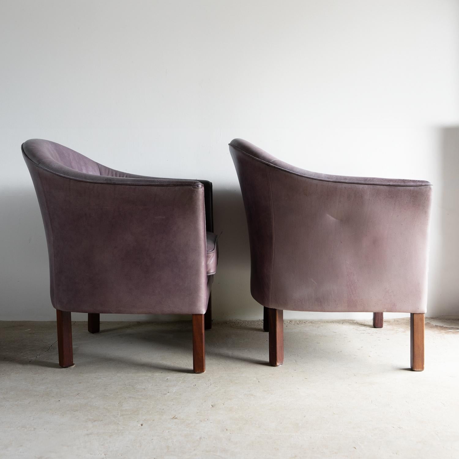 Pair Of Vintage Danish Lilac Leather Armchairs By Lars Kalmar For Mogens Hansen For Sale 4