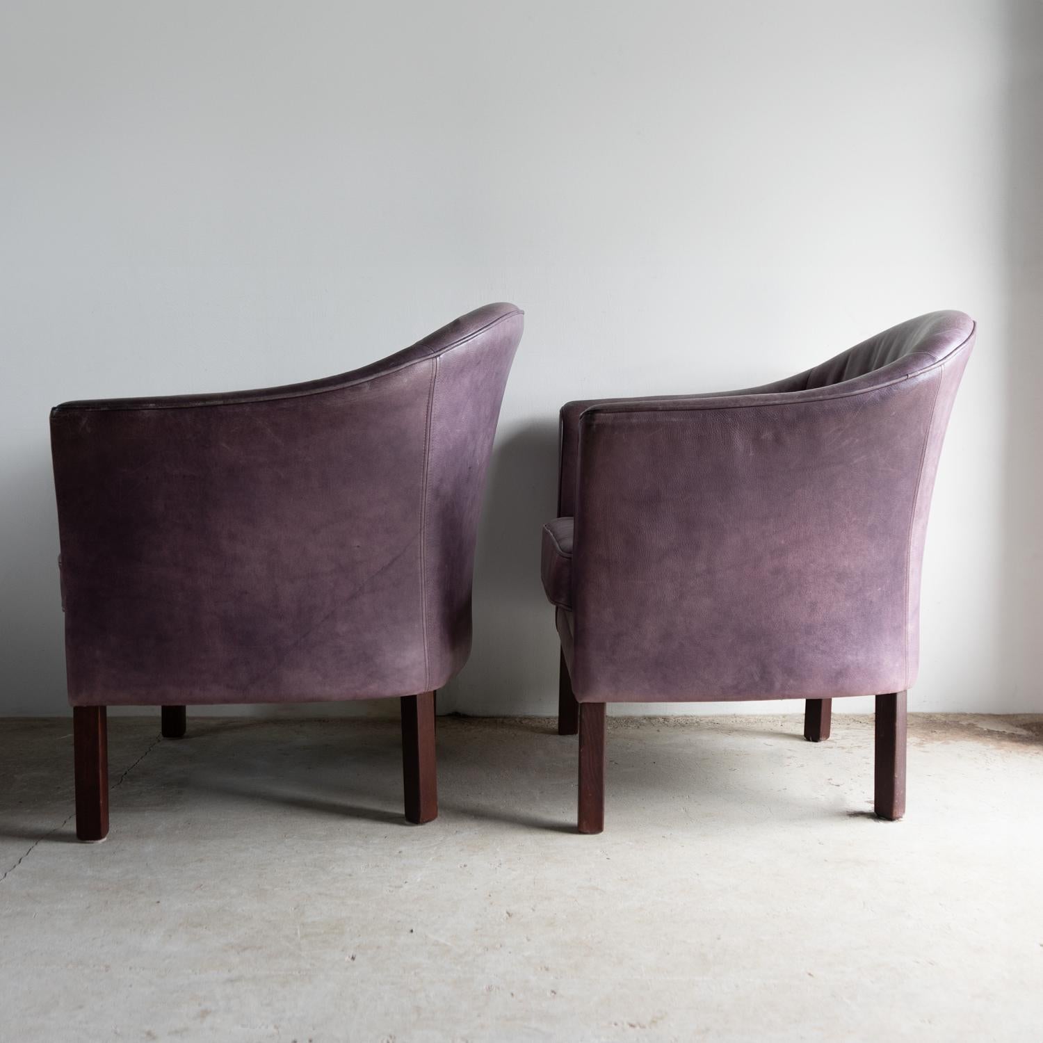 Pair Of Vintage Danish Lilac Leather Armchairs By Lars Kalmar For Mogens Hansen In Good Condition For Sale In Bristol, GB