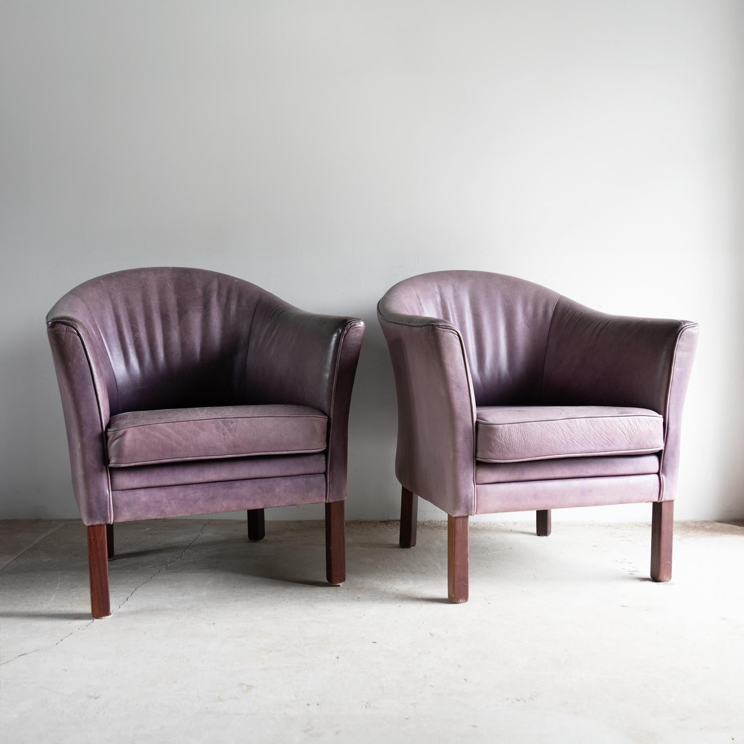 Pair Of Vintage Danish Lilac Leather Armchairs By Lars Kalmar For Mogens Hansen For Sale 2