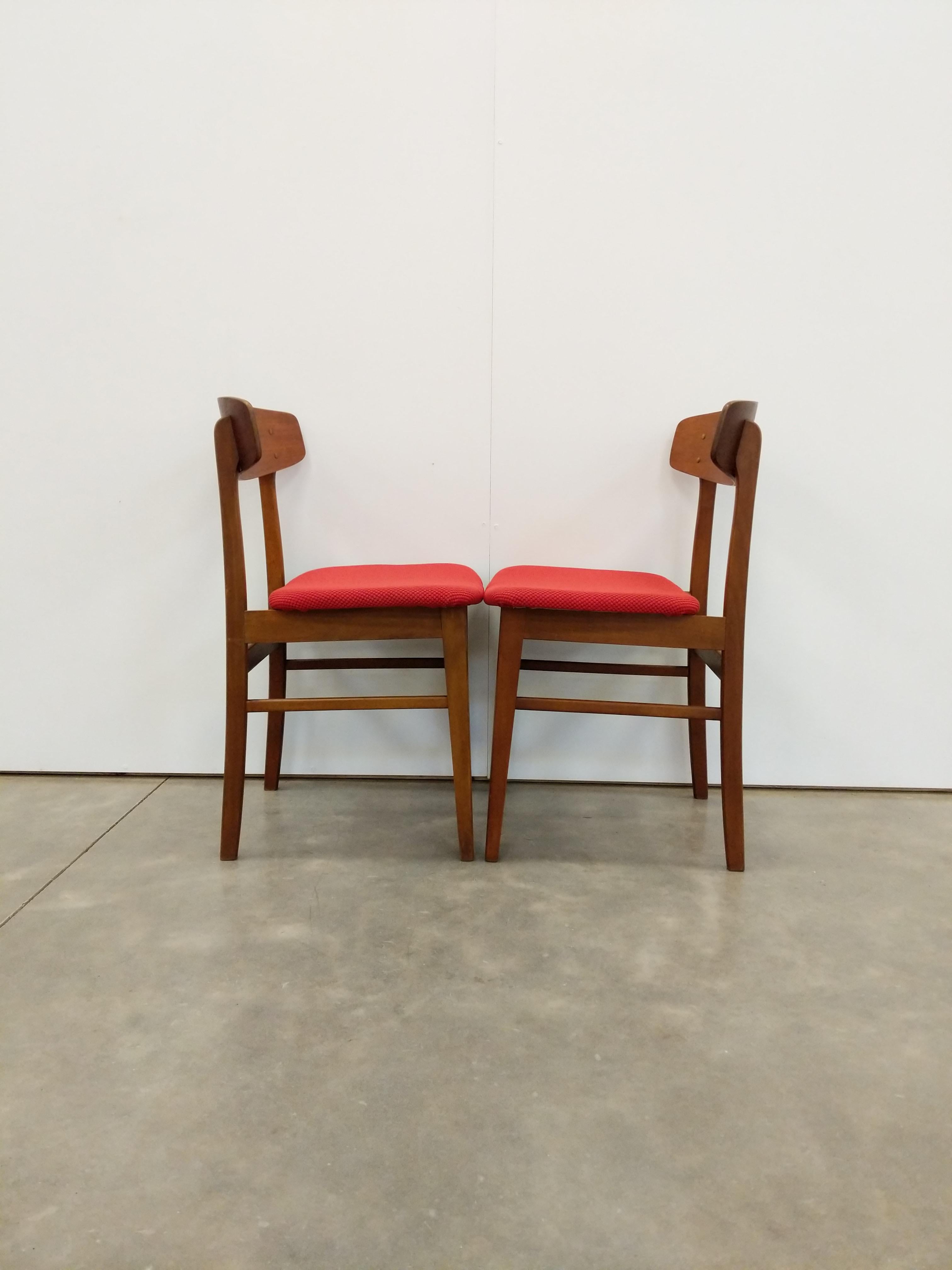 Pair of authentic vintage mid century Danish / Scandinavian Modern dining chairs.

This set is in very good condition with brand new upholstery and few signs of age-related wear (see photos).

If you would like any additional details, please contact