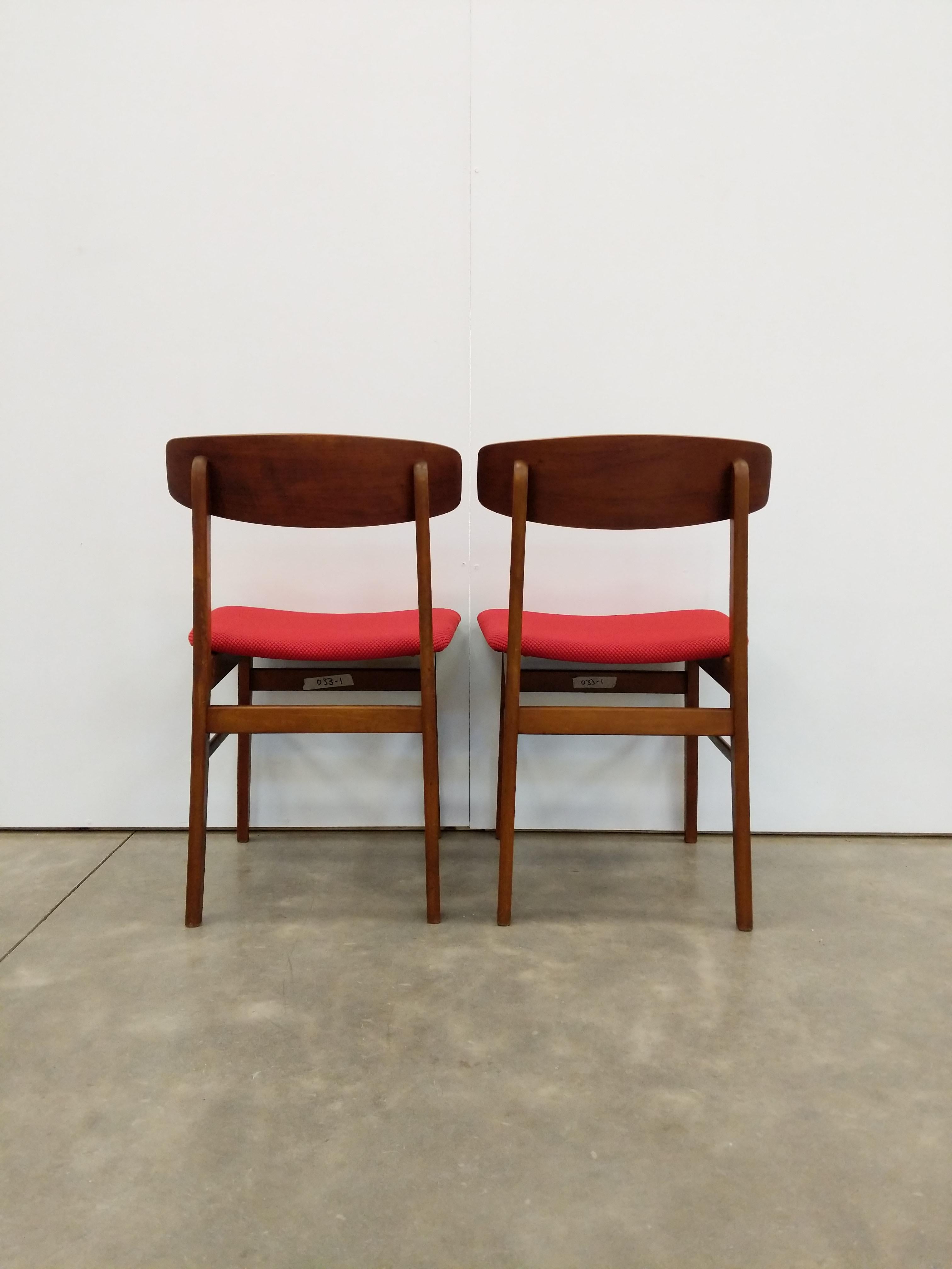 Pair of Vintage Danish Mid Century Modern Dining Chairs (Moderne der Mitte des Jahrhunderts) im Angebot