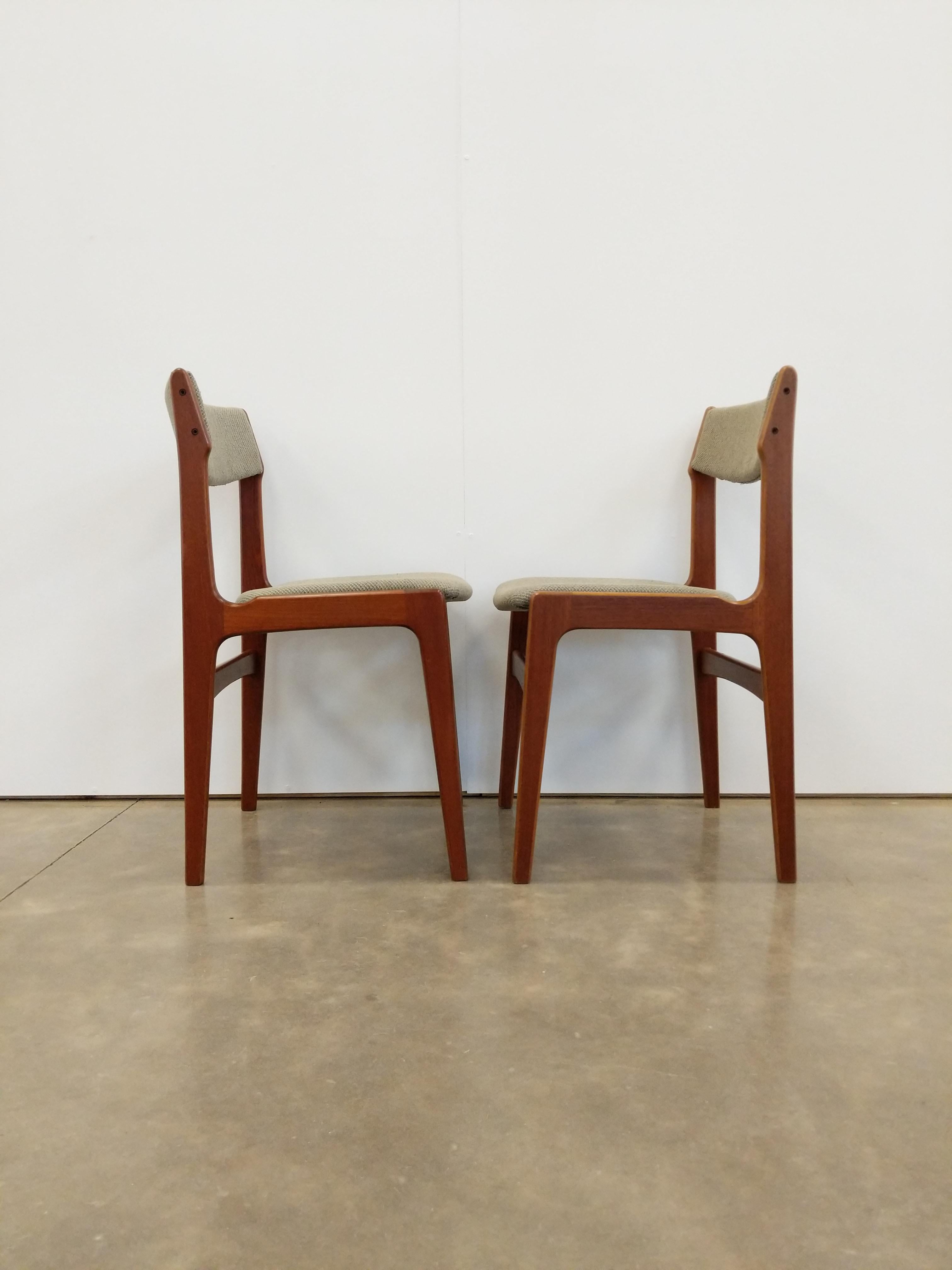 Ein Paar authentische dänische / skandinavische moderne Esszimmerstühle aus der Mitte des Jahrhunderts.

Entworfen von Erik Buch für Anderstrup Møbelfabrik.

Dieses Set ist in einem ausgezeichneten renovierten Zustand mit brandneuer Knoll-Polsterung