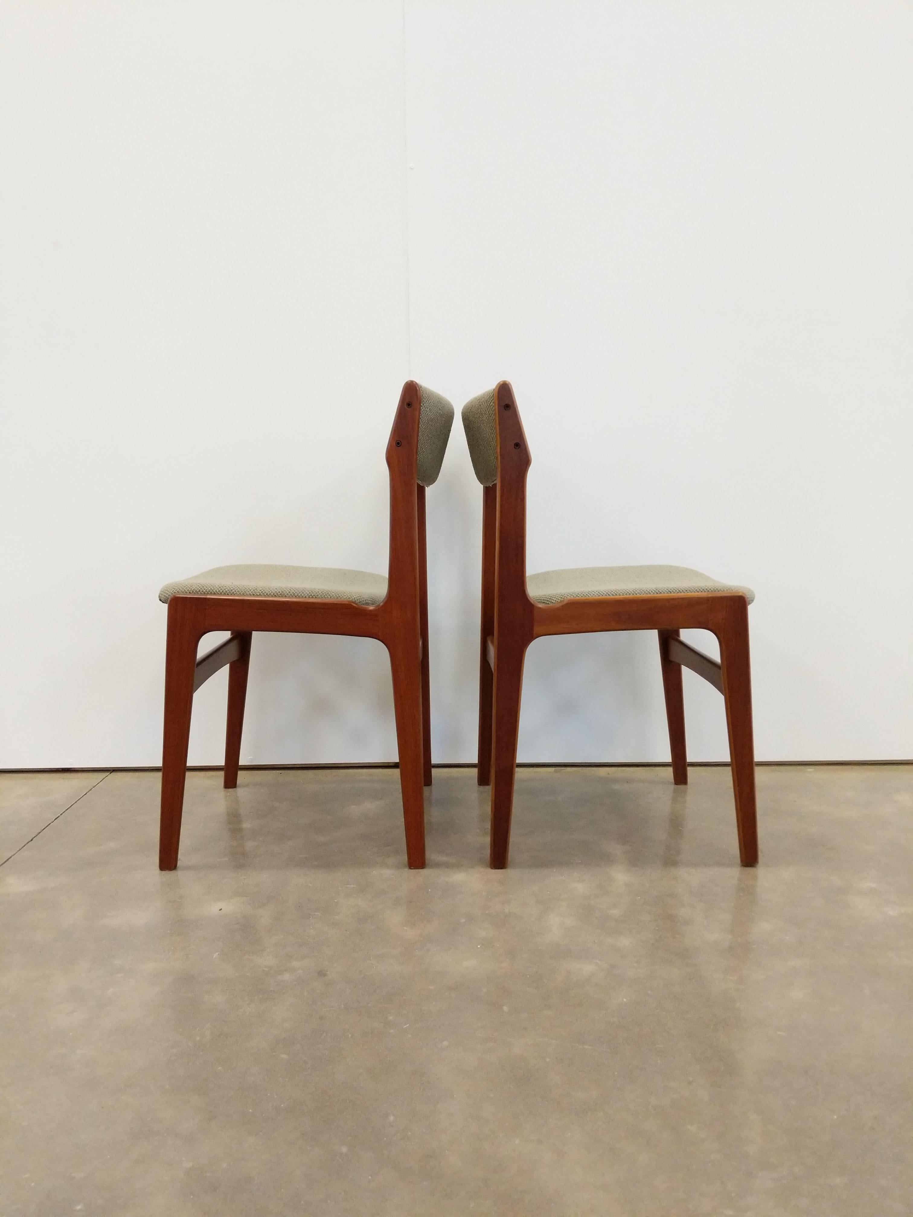 Pair of Vintage Danish Mid Century Modern Erik Buch Dining Chairs In Good Condition For Sale In Gardiner, NY