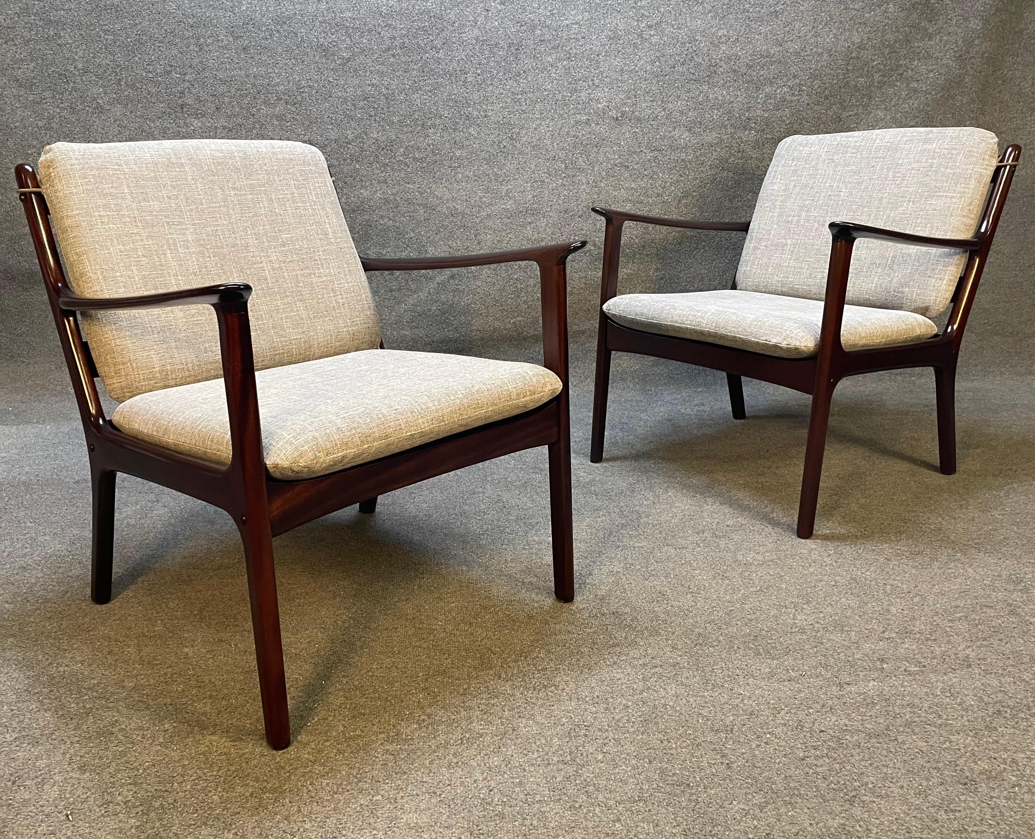 Hier ist eine schöne Reihe von zwei skandinavischen modernen Sessel Modell PJ112 in Mahagoni von Professor Ole Wanscher entworfen und von Poul Jeppesen in Dänemark in den 1960er Jahren hergestellt. Diese bequemen Stühle, die vor kurzem aus