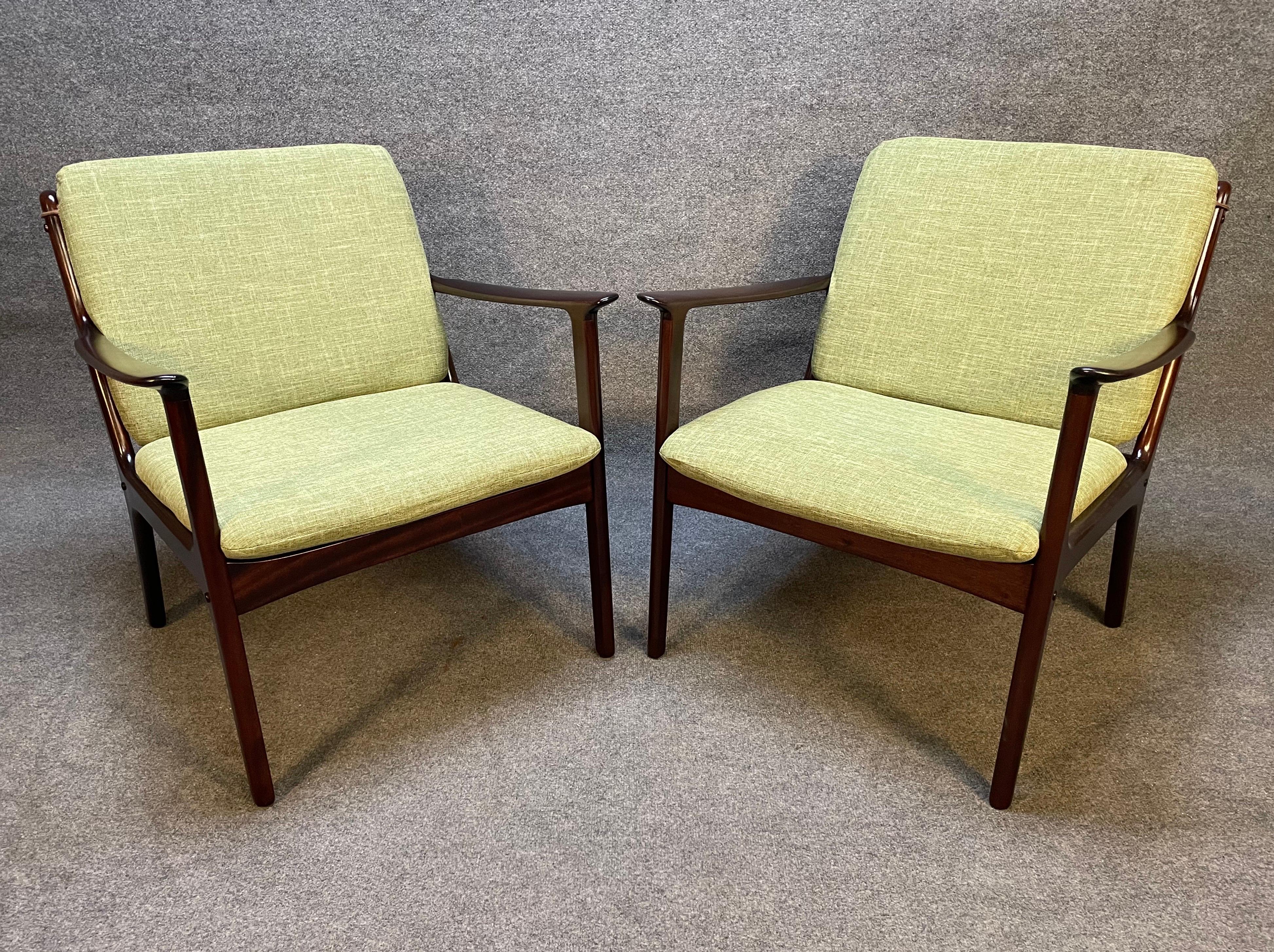 Hier ist eine schöne Reihe von zwei skandinavischen modernen Sessel Modell PJ112 in Mahagoni von Professor Ole Wanscher entworfen und von Poul Jeppesen in Dänemark in den 1960er Jahren hergestellt. Diese bequemen Stühle, die vor kurzem aus