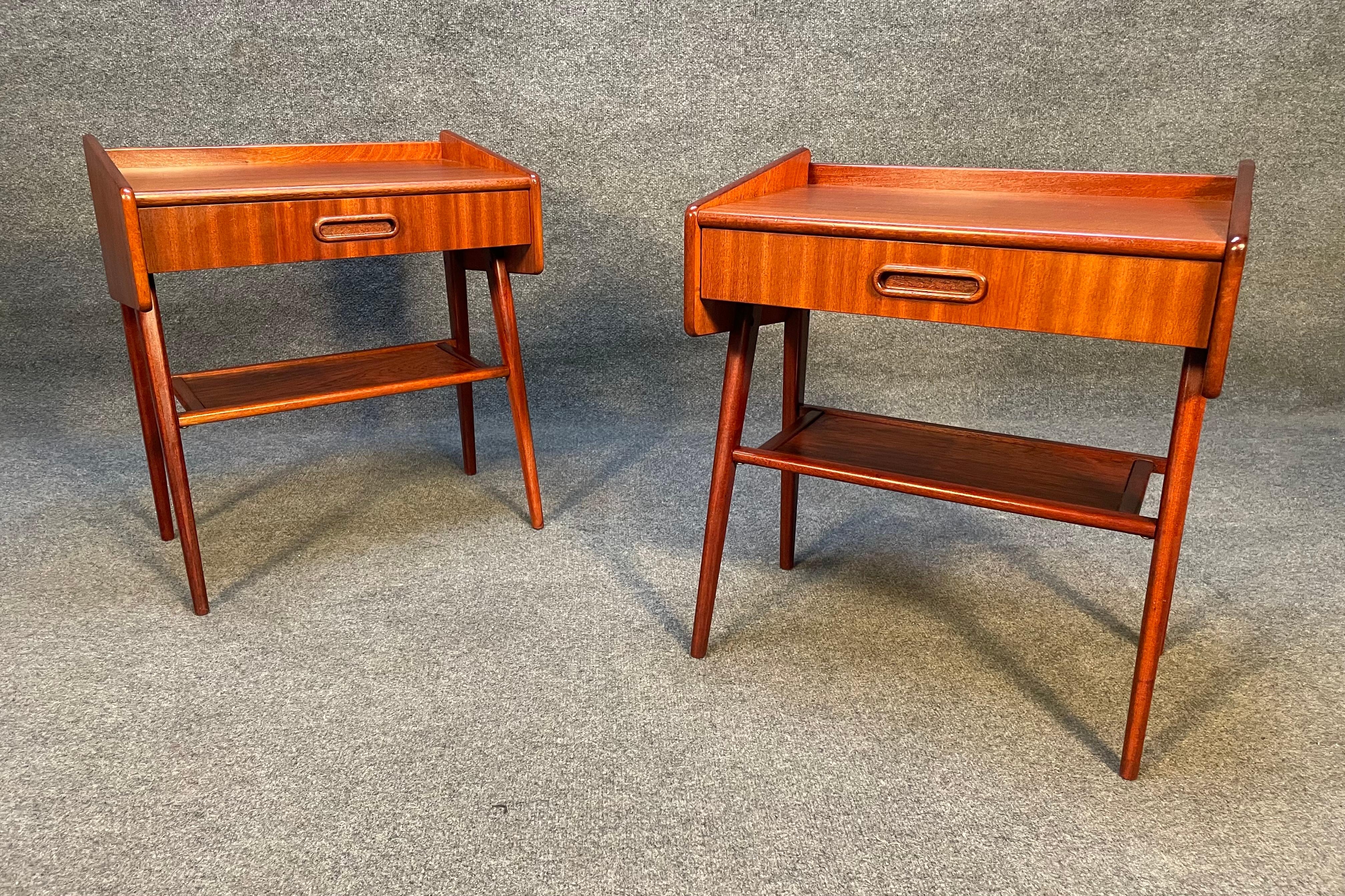 Here is a beautiful set of two Scandinavian modern nightstands in mahogany manufactured in Sweden in the 1960's.
This exquisite pair, recently imported from Europe to California before its refinishing, features a vibrant mahogany wood grain, one