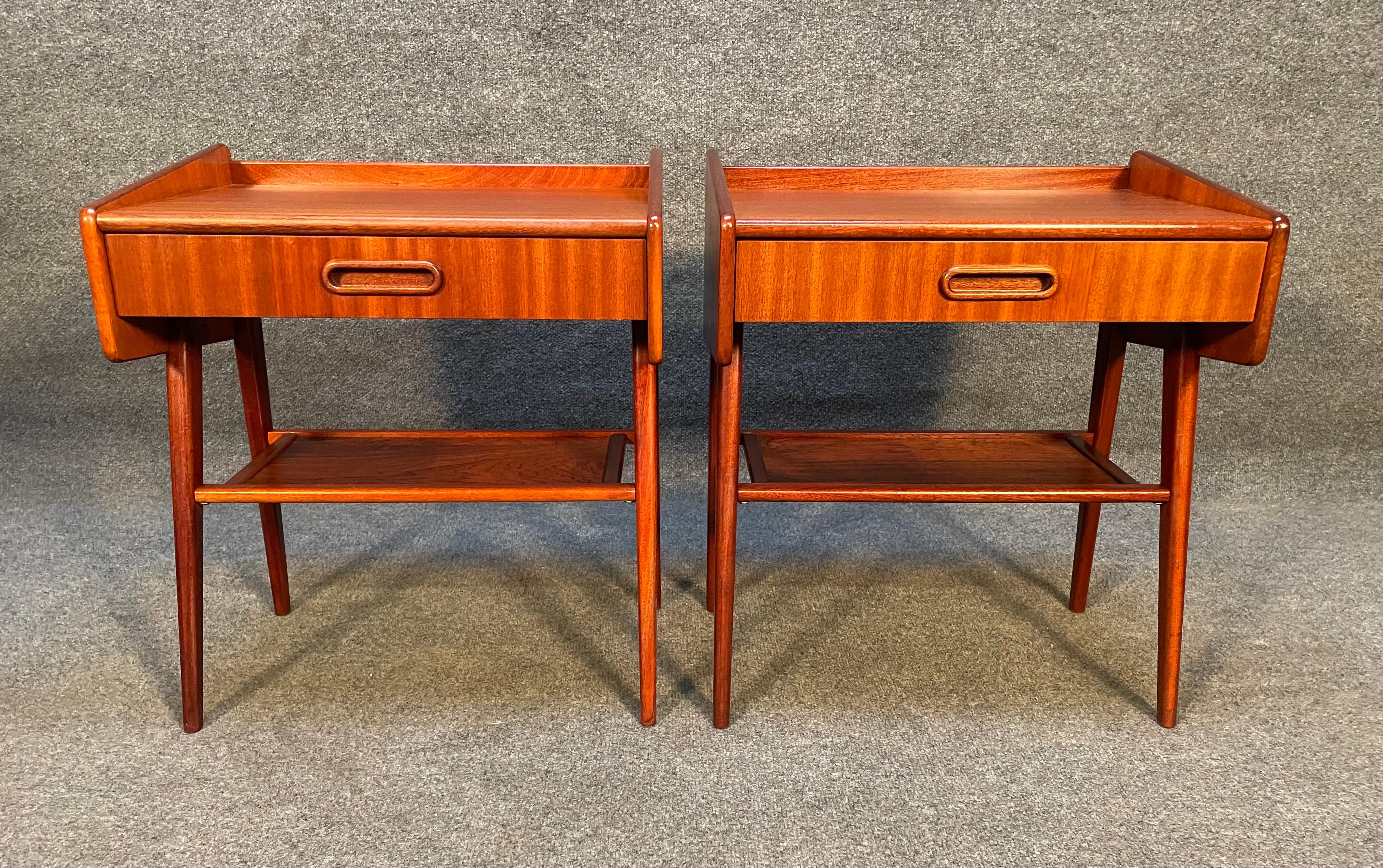 Pair of Vintage Danish Mid-Century Modern Mahogany Nightstands In Good Condition In San Marcos, CA